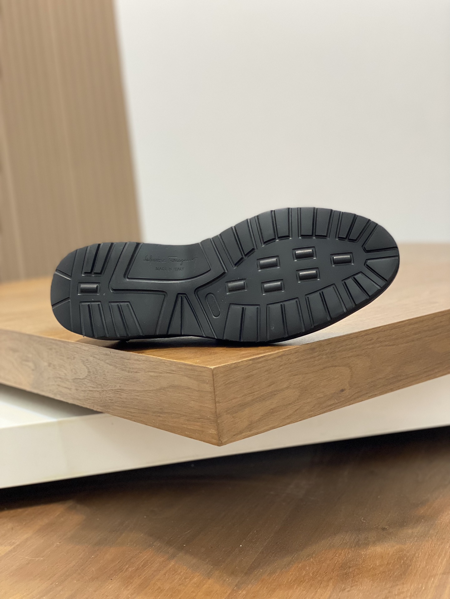 High-Quality Ferragamo Men’s Shoes: Top-Heavy Design, Luxurious Materials, Imported Leather, Gold Details - 图片 9