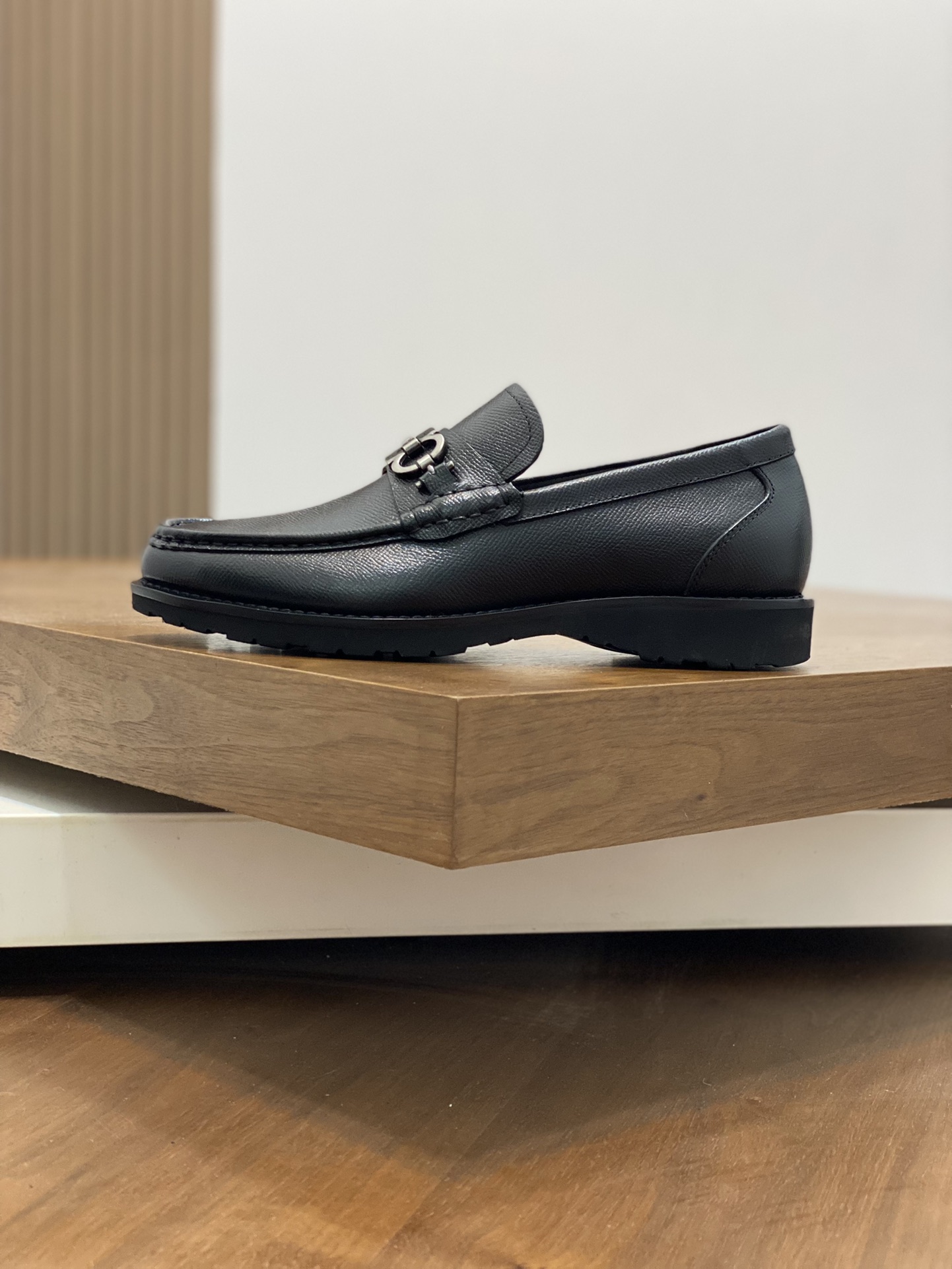 High-Quality Ferragamo Men’s Shoes: Top-Heavy Design, Luxurious Materials, Imported Leather, Gold Details - 图片 2
