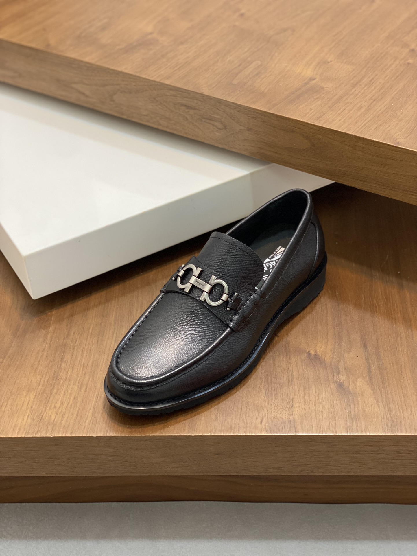 High-Quality Ferragamo Men’s Shoes: Top-Heavy Design, Luxurious Materials, Imported Leather, Gold Details - 图片 6