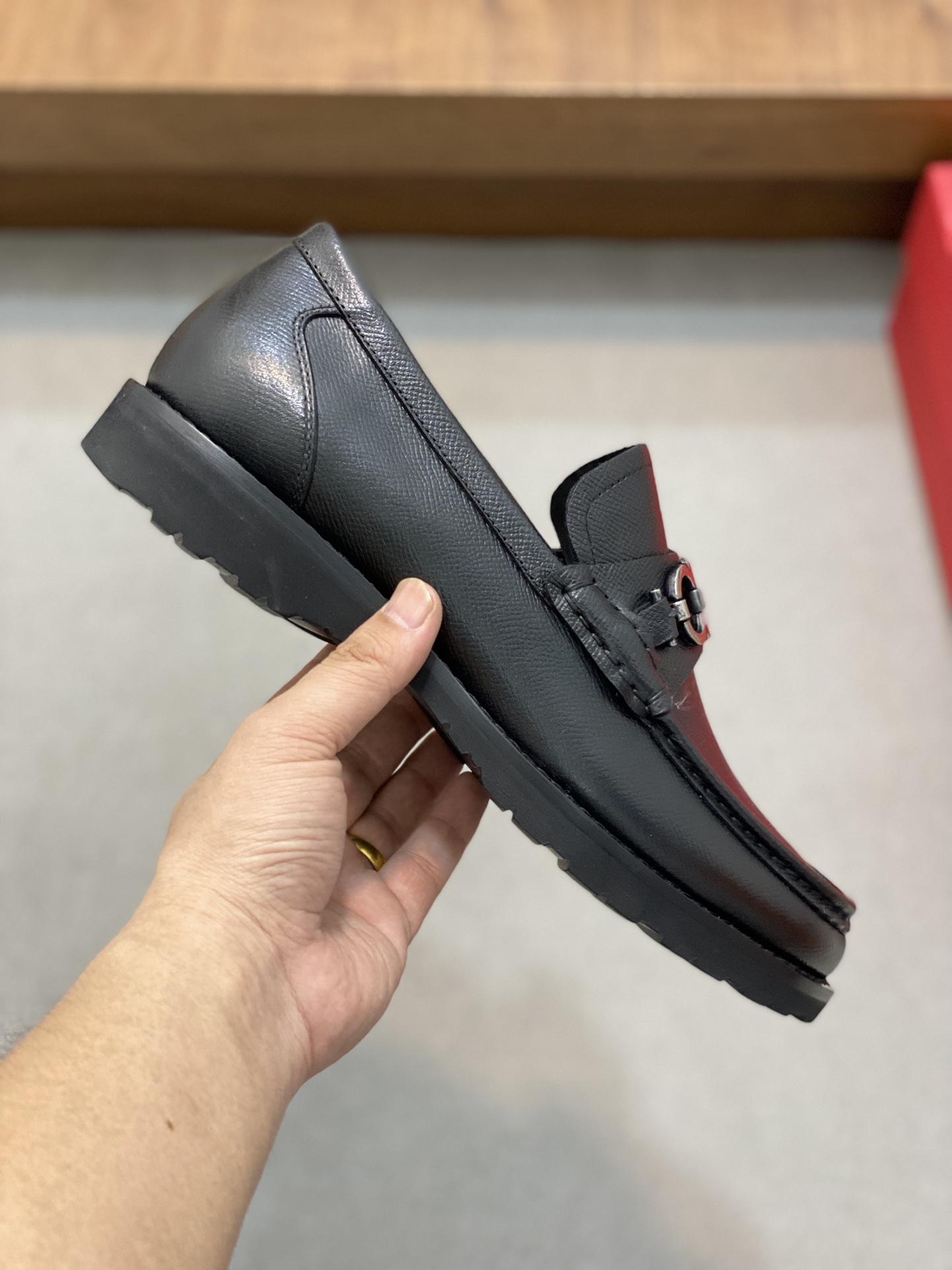 High-Quality Ferragamo Men’s Shoes: Top-Heavy Design, Luxurious Materials, Imported Leather, Gold Details - 图片 4