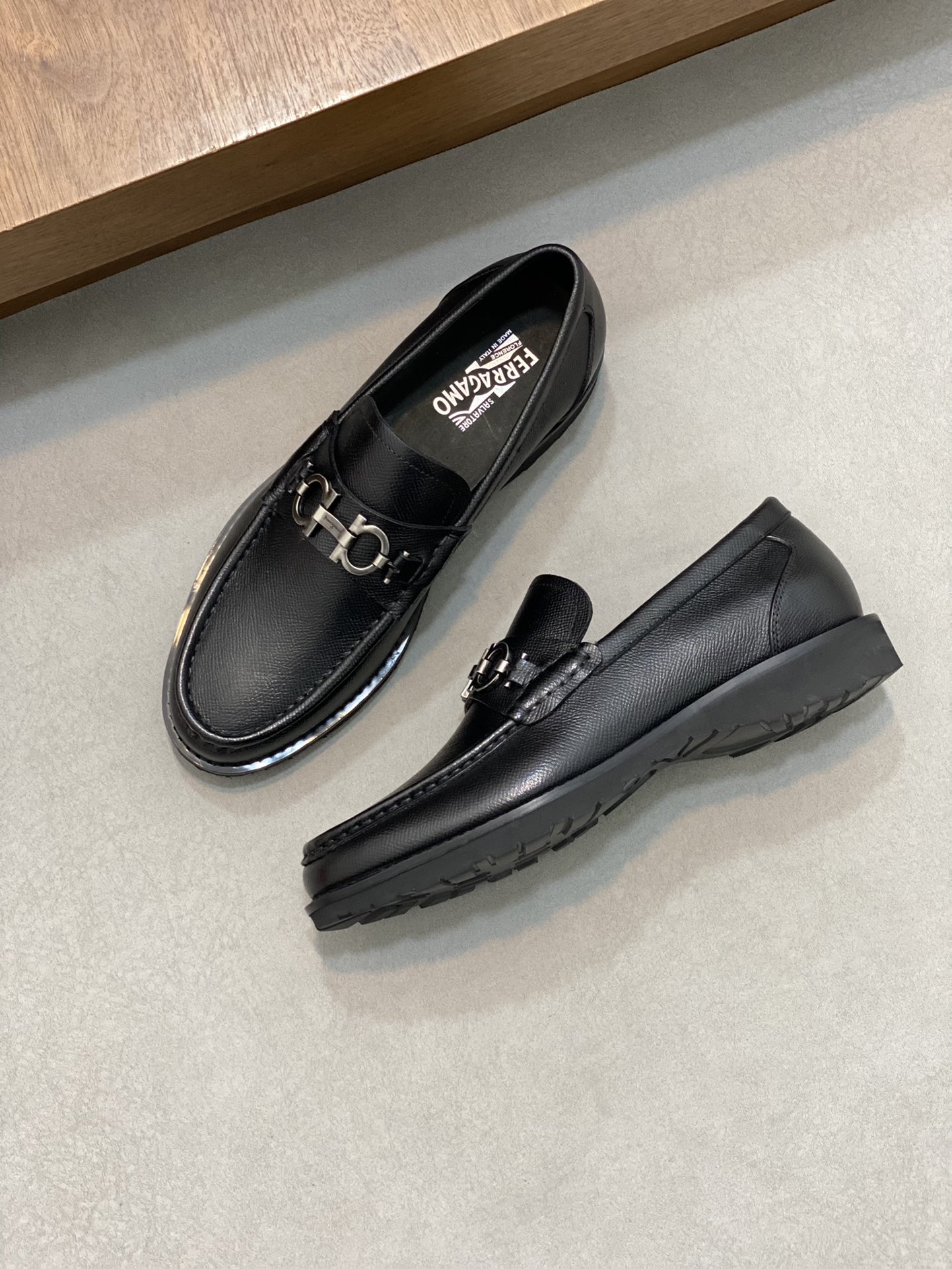 High-Quality Ferragamo Men’s Shoes: Top-Heavy Design, Luxurious Materials, Imported Leather, Gold Details - 图片 5