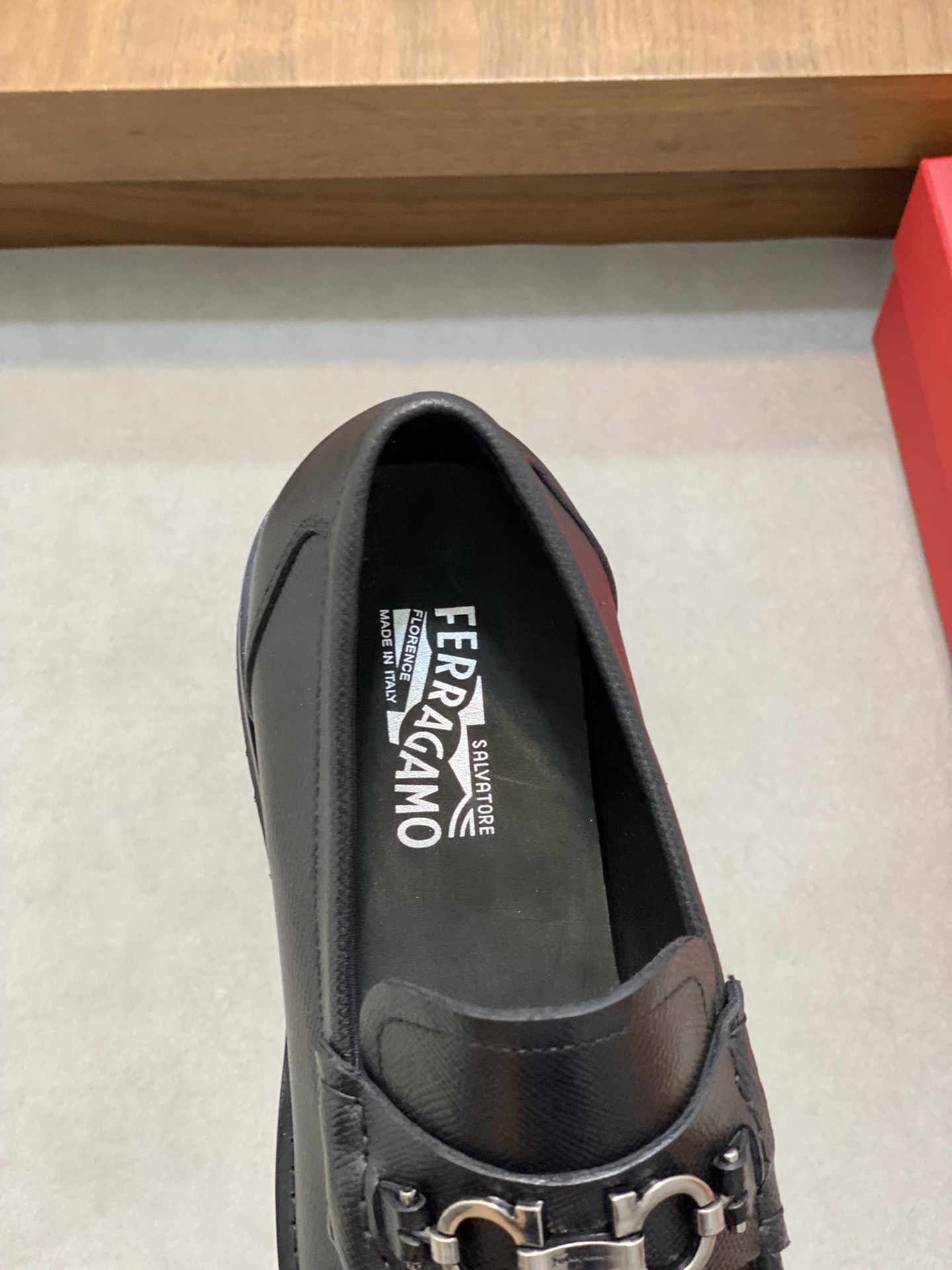 High-Quality Ferragamo Men’s Shoes: Top-Heavy Design, Luxurious Materials, Imported Leather, Gold Details - 图片 7