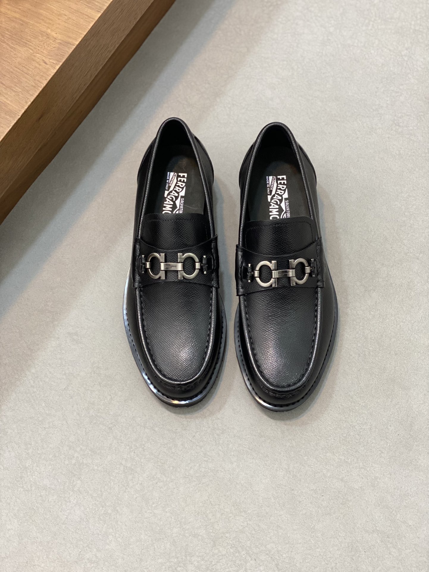 High-Quality Ferragamo Men’s Shoes: Top-Heavy Design, Luxurious Materials, Imported Leather, Gold Details