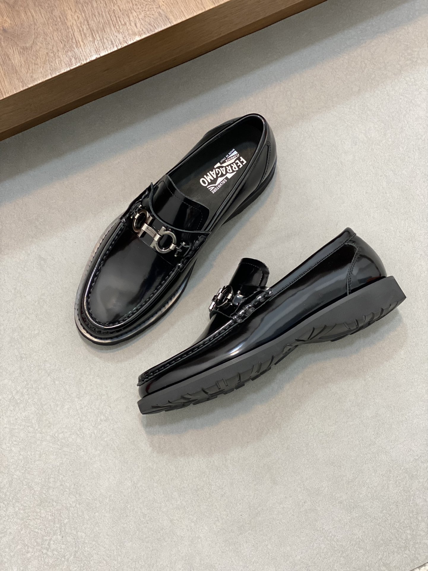 “High-Quality Ferragamo Men’s Shoes: Top-Heavy Design, Imported Leather, Gold Details, Wide Size Range” - 图片 5