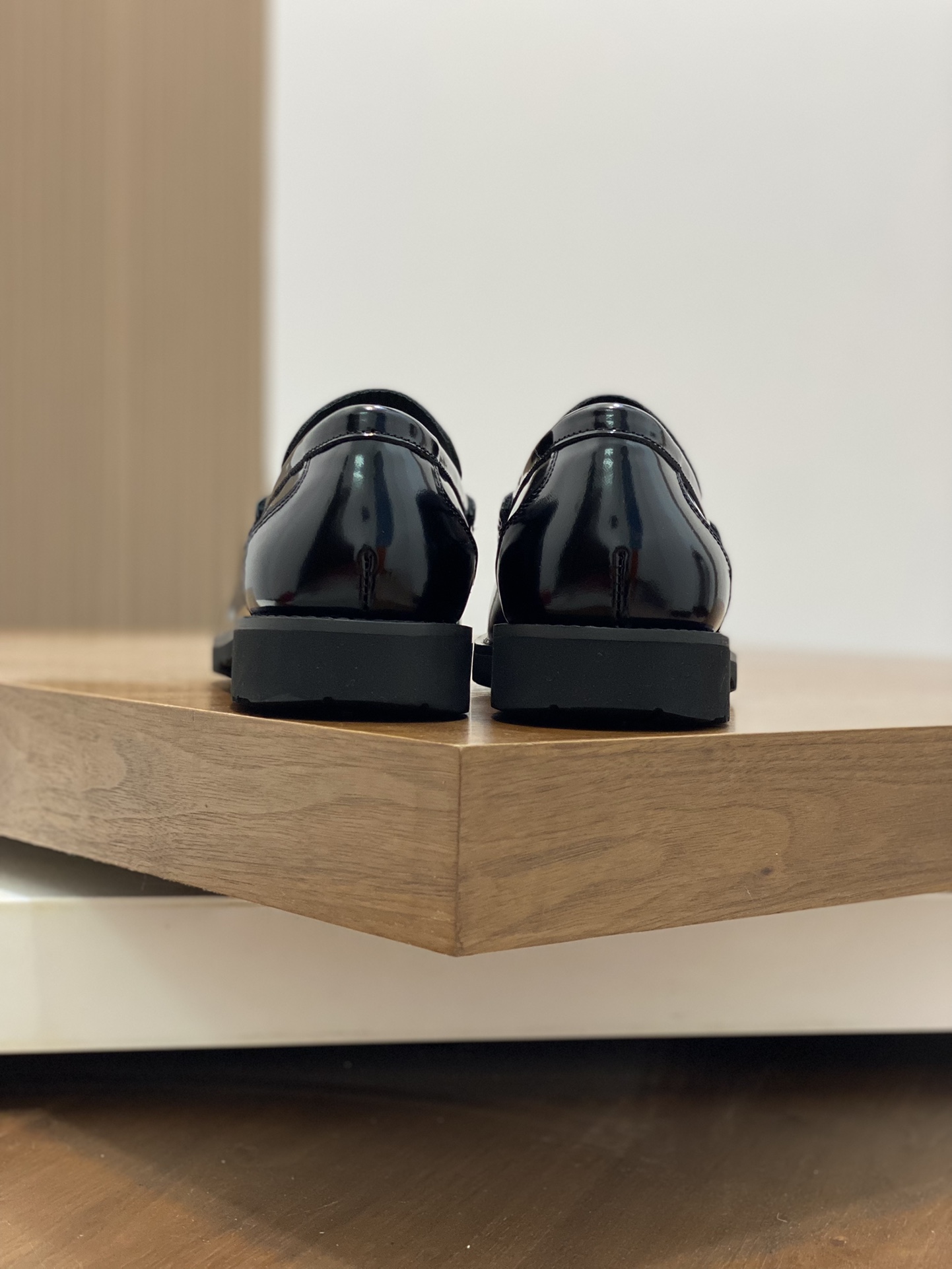 “High-Quality Ferragamo Men’s Shoes: Top-Heavy Design, Imported Leather, Gold Details, Wide Size Range” - 图片 8