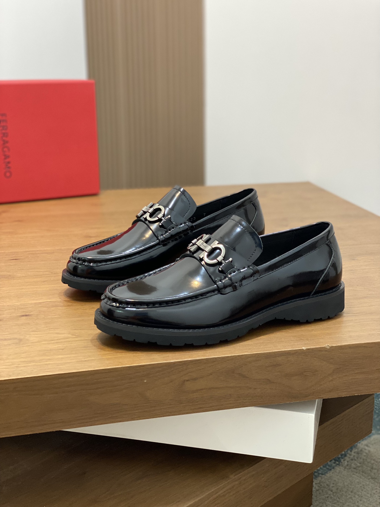“High-Quality Ferragamo Men’s Shoes: Top-Heavy Design, Imported Leather, Gold Details, Wide Size Range” - 图片 3