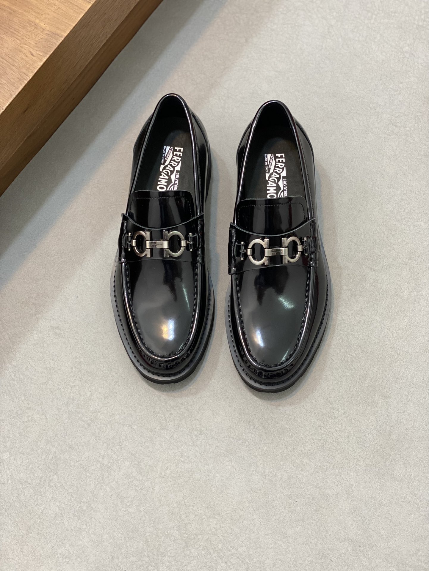 “High-Quality Ferragamo Men’s Shoes: Top-Heavy Design, Imported Leather, Gold Details, Wide Size Range”