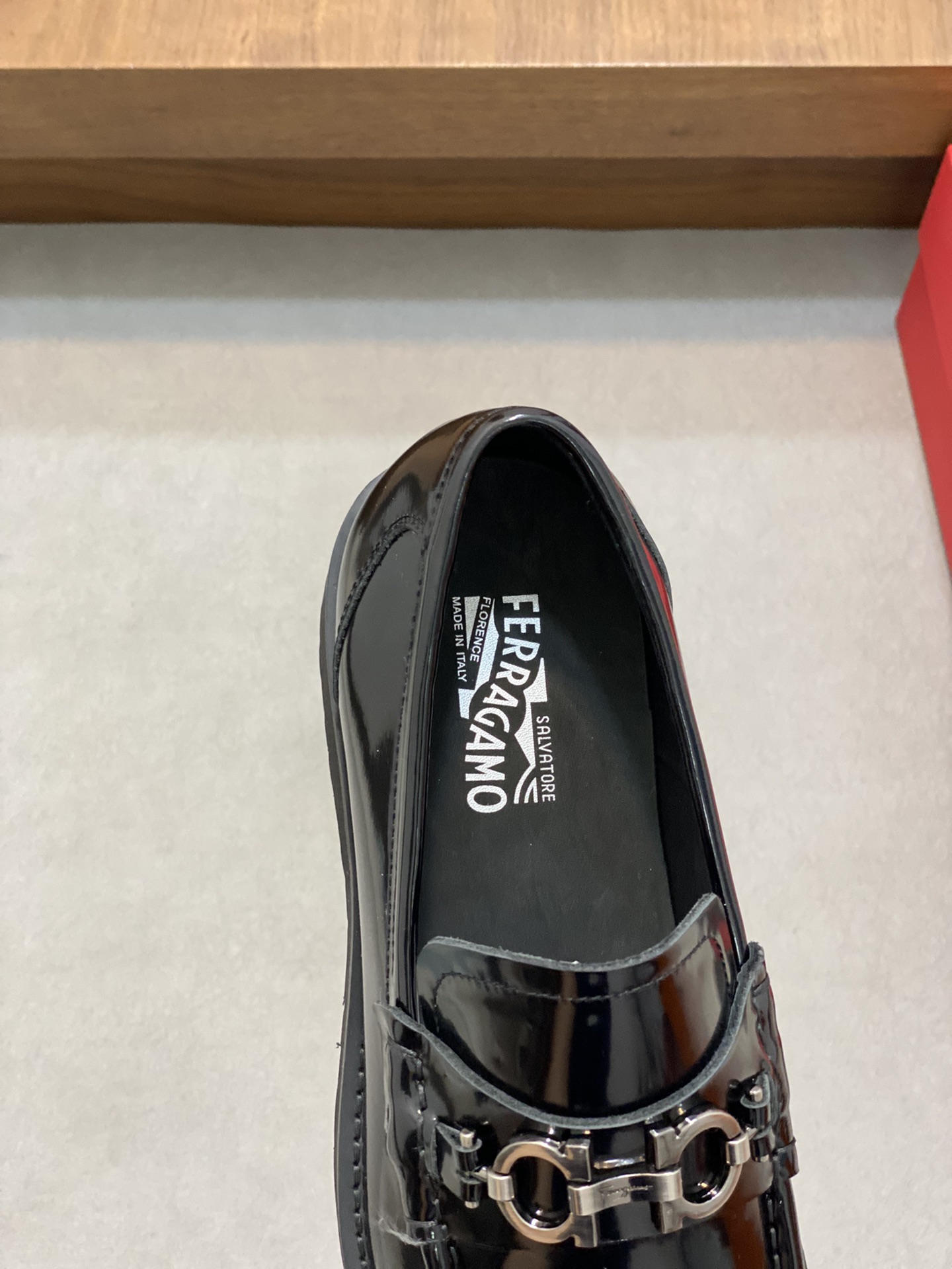 “High-Quality Ferragamo Men’s Shoes: Top-Heavy Design, Imported Leather, Gold Details, Wide Size Range” - 图片 7