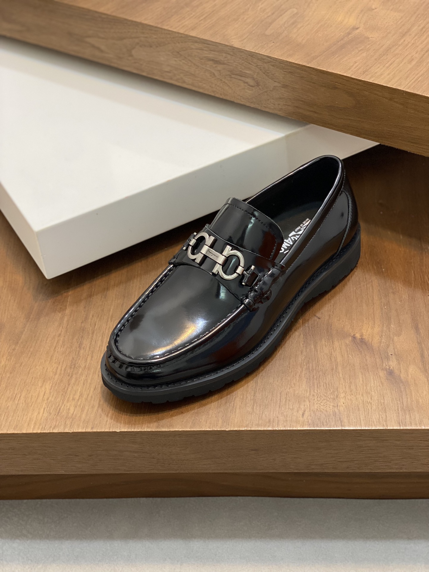 “High-Quality Ferragamo Men’s Shoes: Top-Heavy Design, Imported Leather, Gold Details, Wide Size Range” - 图片 6