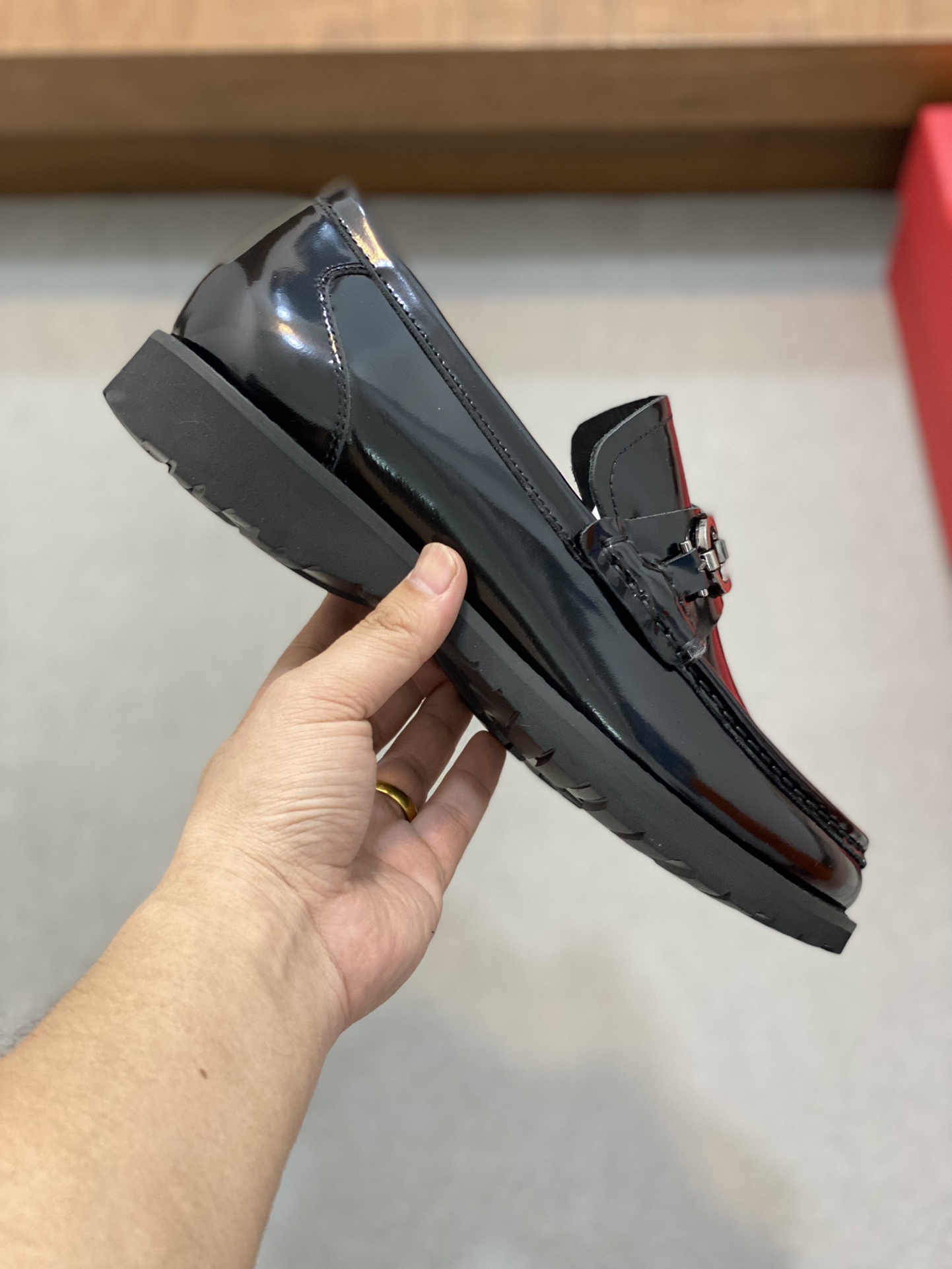 “High-Quality Ferragamo Men’s Shoes: Top-Heavy Design, Imported Leather, Gold Details, Wide Size Range” - 图片 4