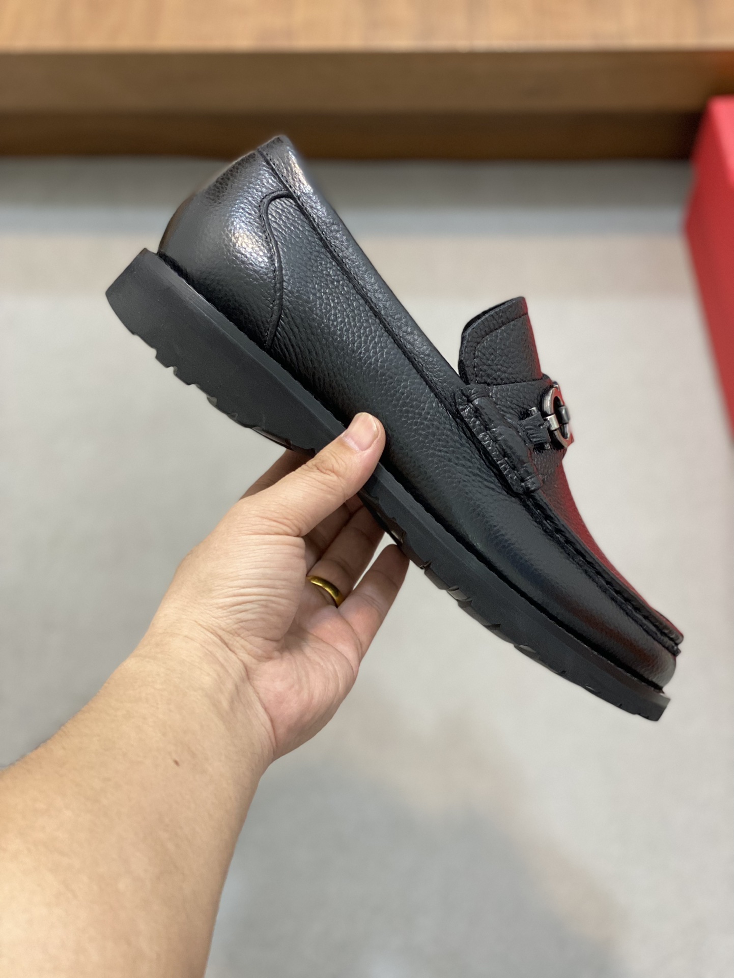 “Ferragamo Men’s Shoes: High-Quality, Top-Heavy, Imported Leather, Gold Detail, Size 38-45” - 图片 4