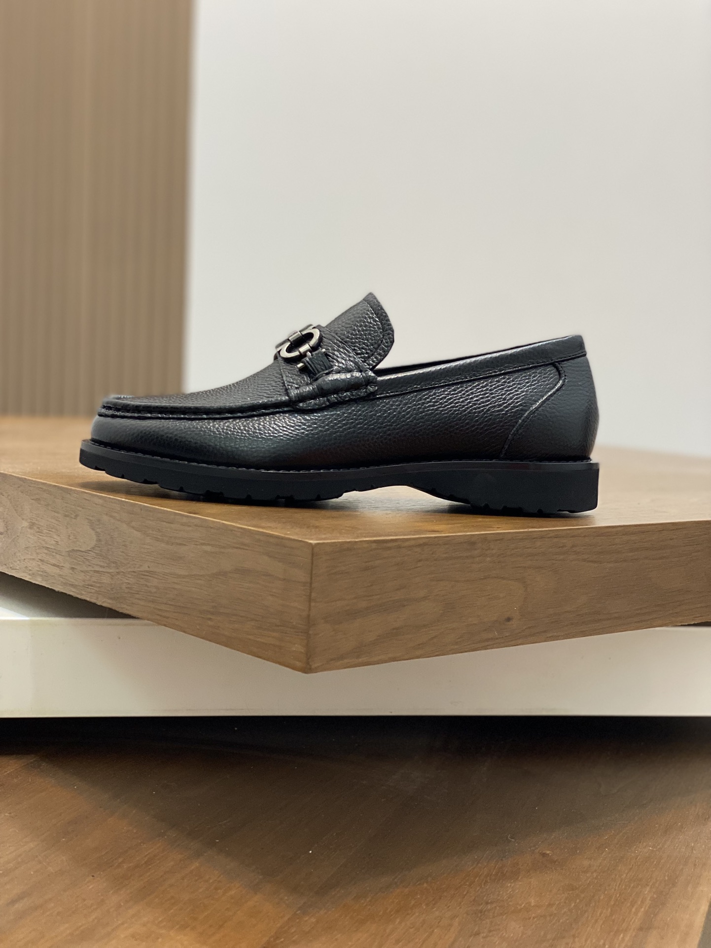 “Ferragamo Men’s Shoes: High-Quality, Top-Heavy, Imported Leather, Gold Detail, Size 38-45” - 图片 2