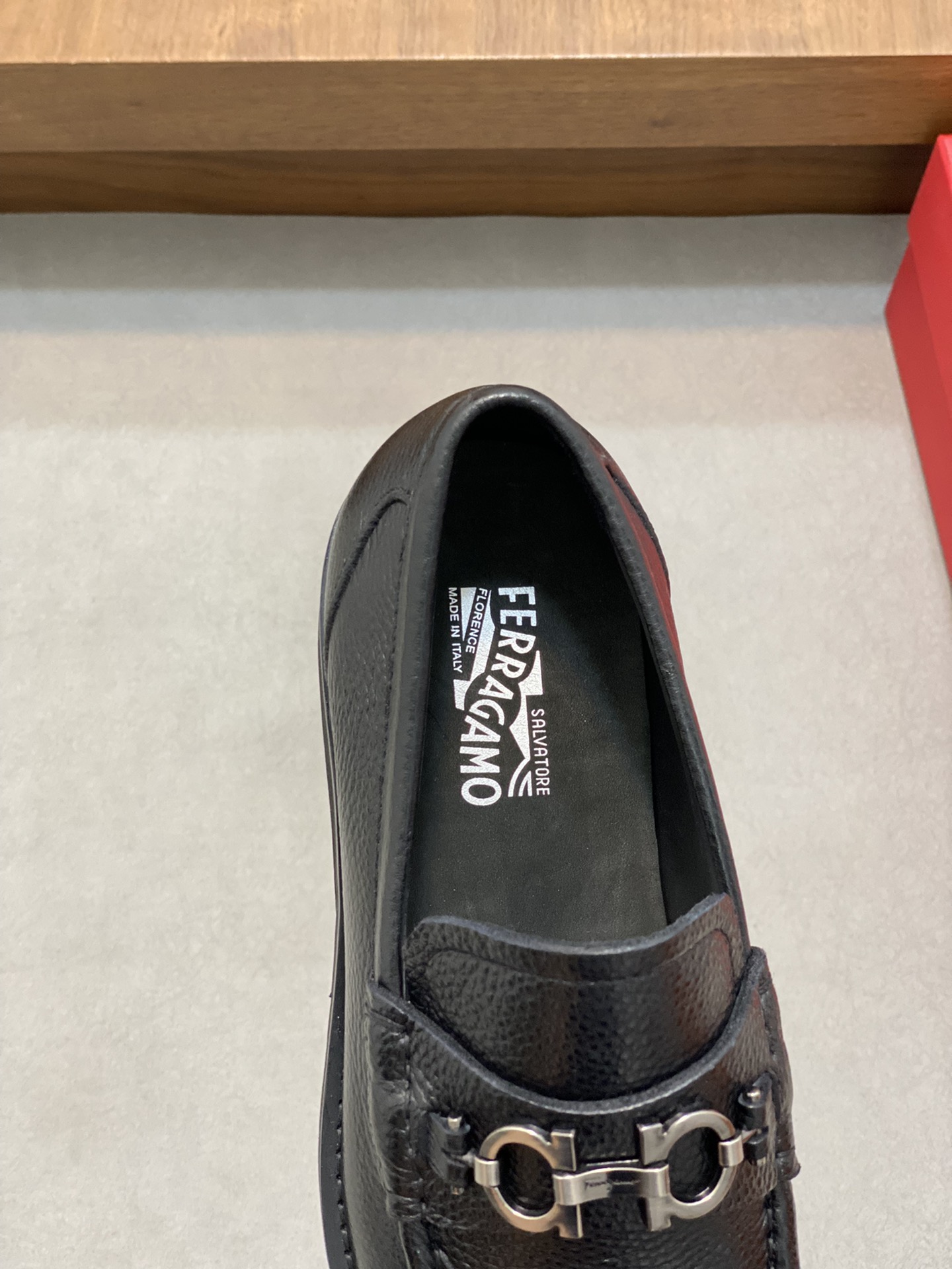 “Ferragamo Men’s Shoes: High-Quality, Top-Heavy, Imported Leather, Gold Detail, Size 38-45” - 图片 7