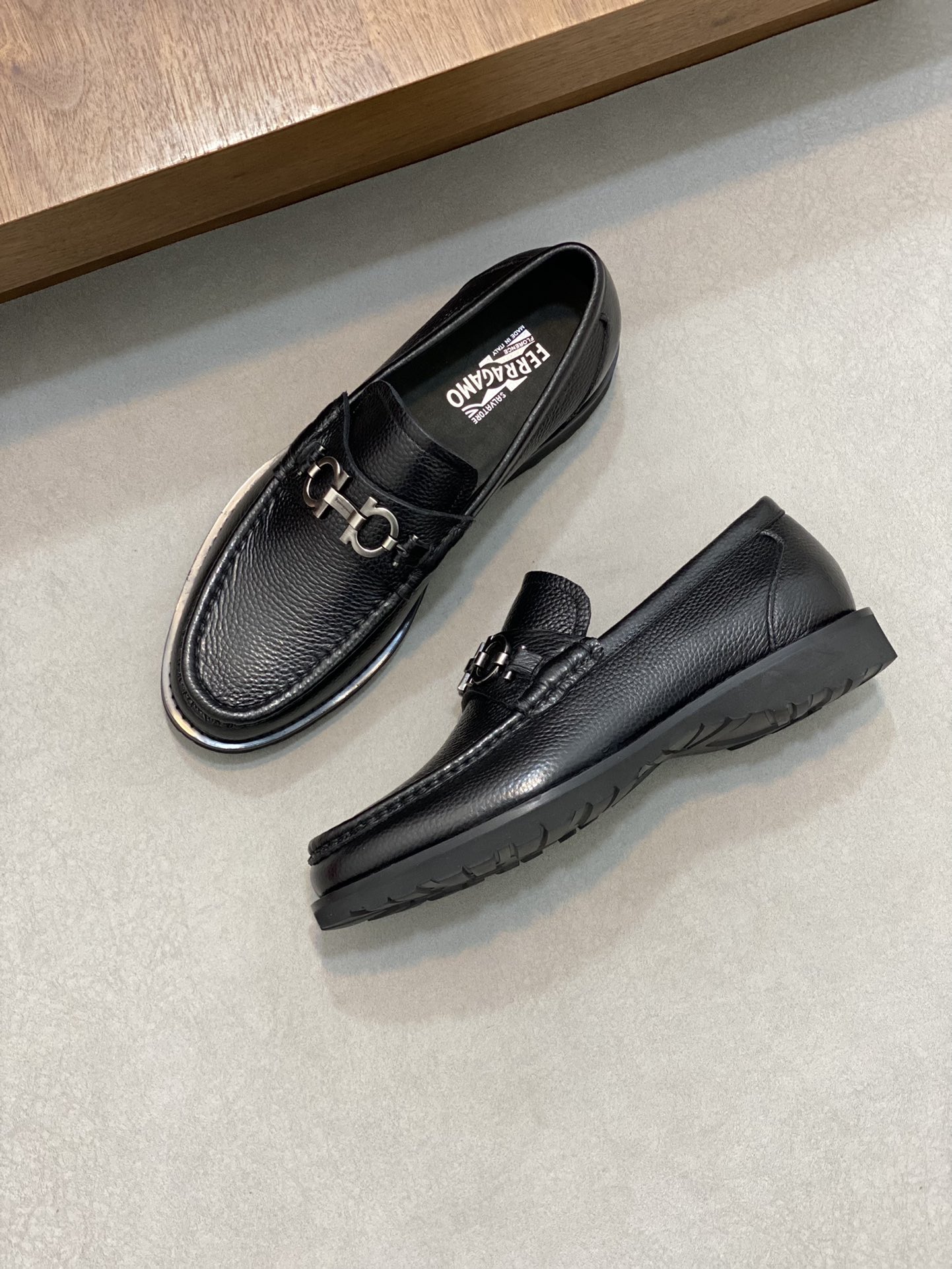 “Ferragamo Men’s Shoes: High-Quality, Top-Heavy, Imported Leather, Gold Detail, Size 38-45” - 图片 5