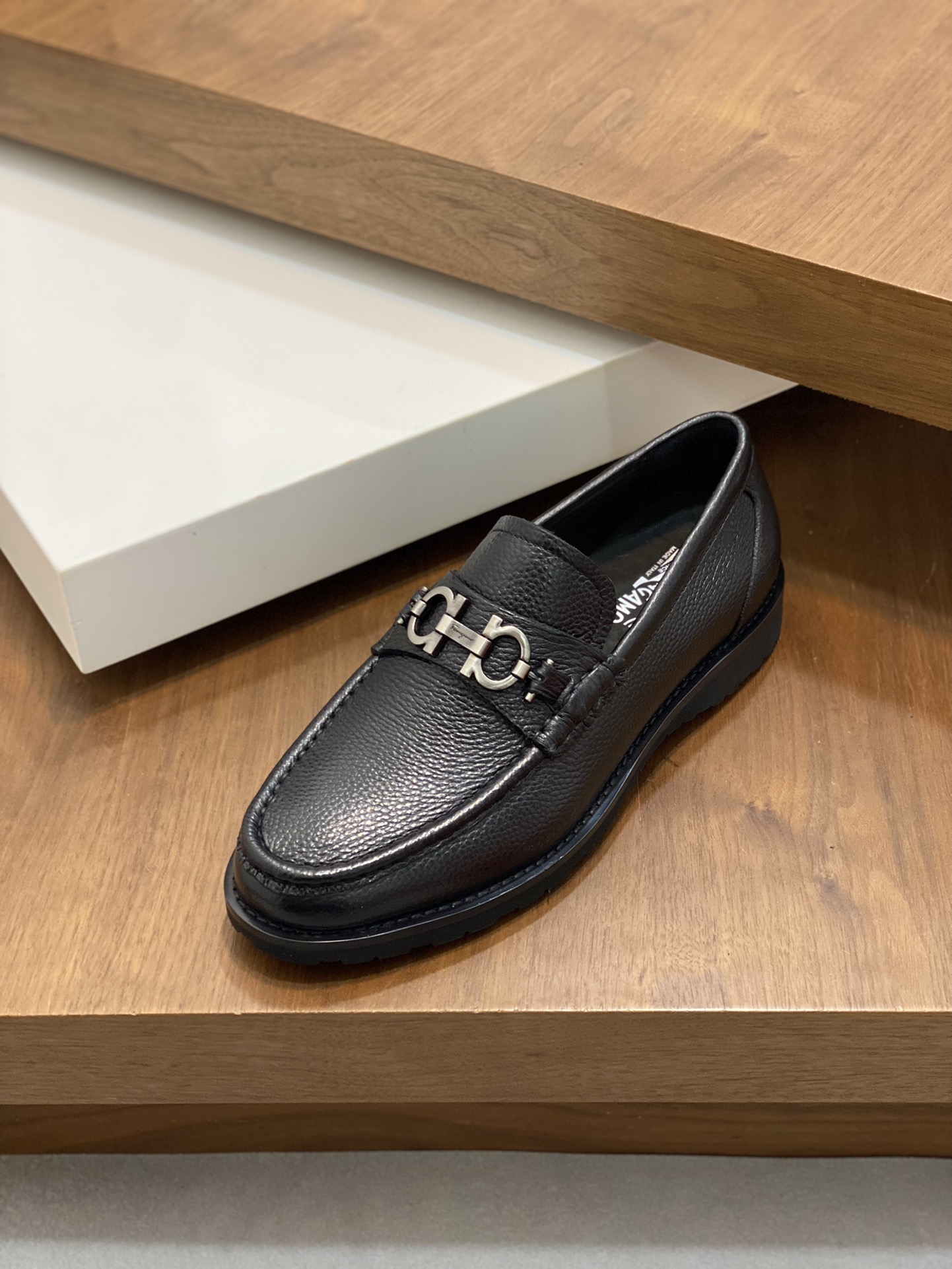 “Ferragamo Men’s Shoes: High-Quality, Top-Heavy, Imported Leather, Gold Detail, Size 38-45” - 图片 6