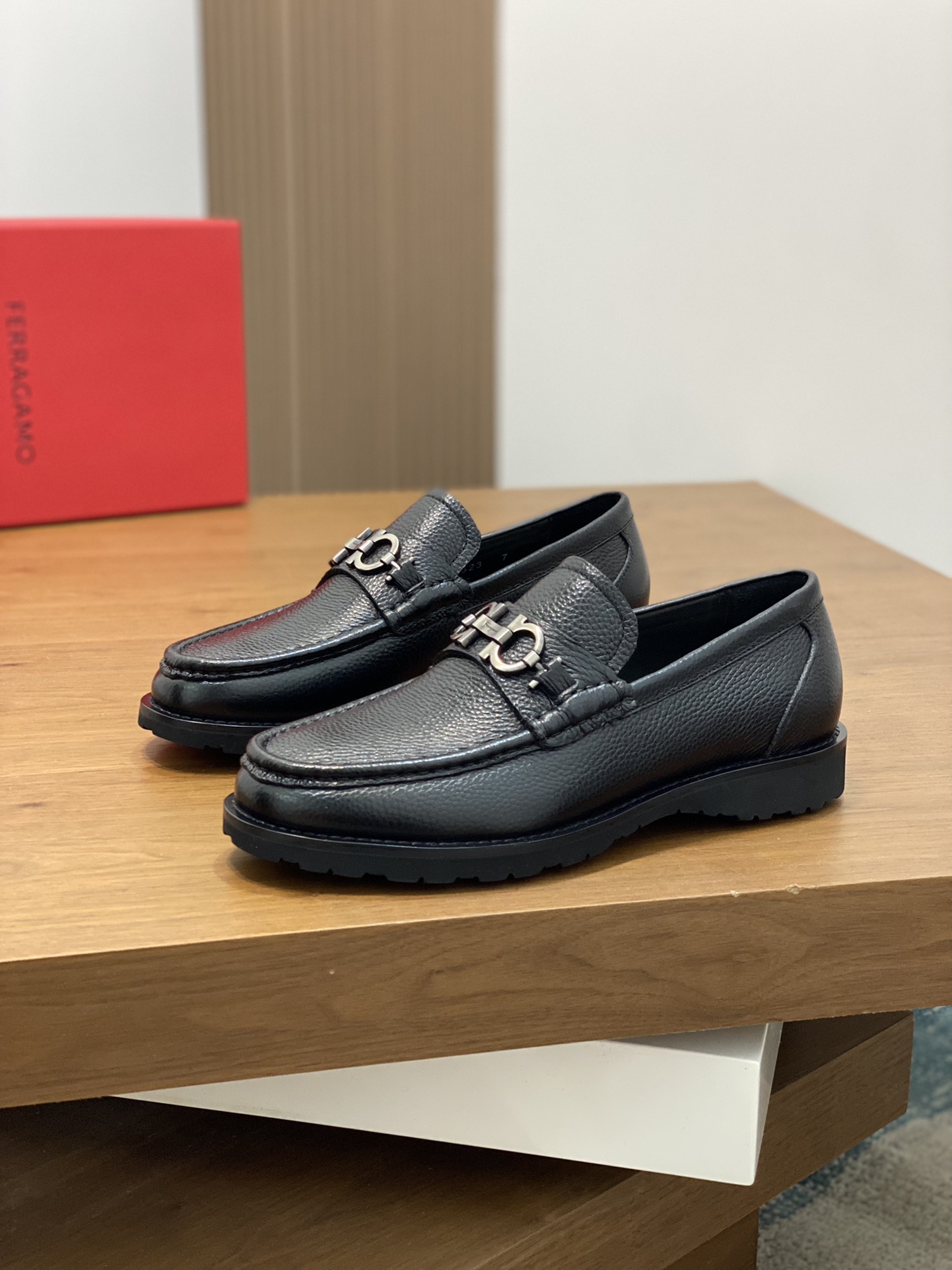 “Ferragamo Men’s Shoes: High-Quality, Top-Heavy, Imported Leather, Gold Detail, Size 38-45” - 图片 3