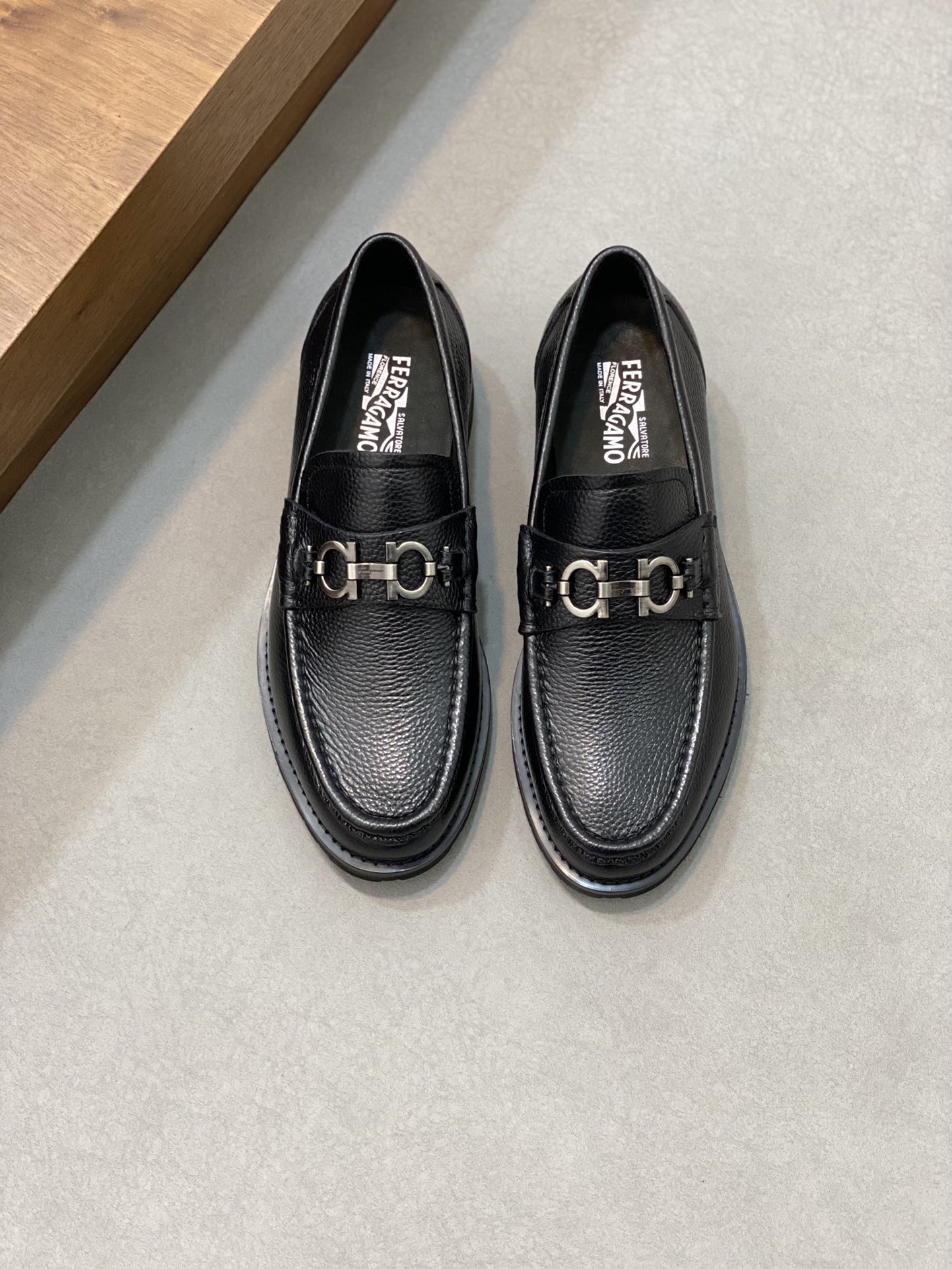 “Ferragamo Men’s Shoes: High-Quality, Top-Heavy, Imported Leather, Gold Detail, Size 38-45”