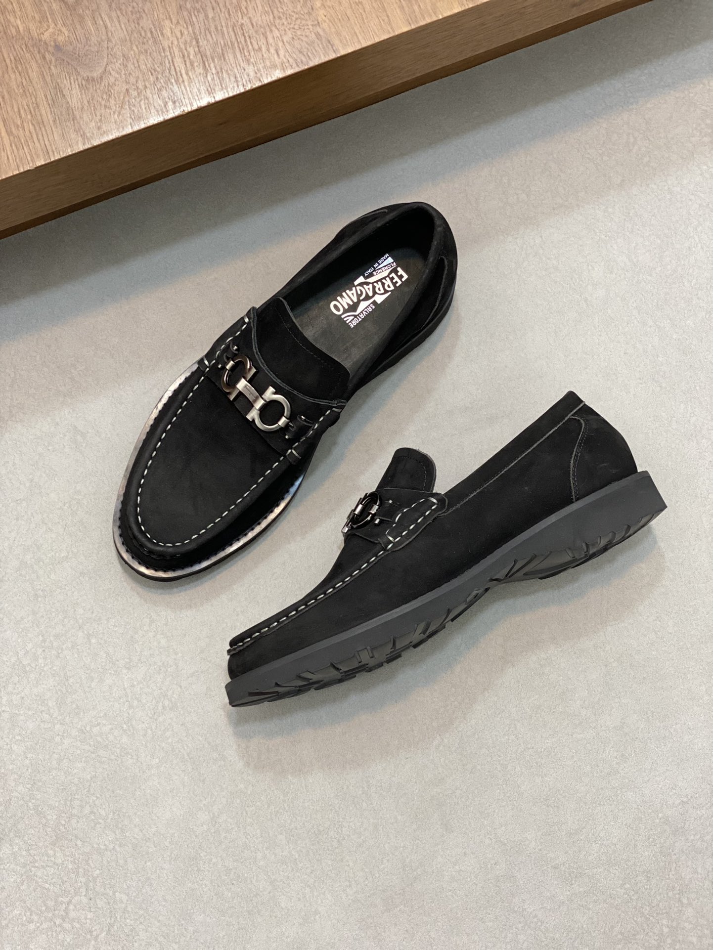 “Ferragamo Men’s Shoes: High-Quality, Top-Heavy, Imported Leather, Gold Details, Sizes 38-45” - 图片 5