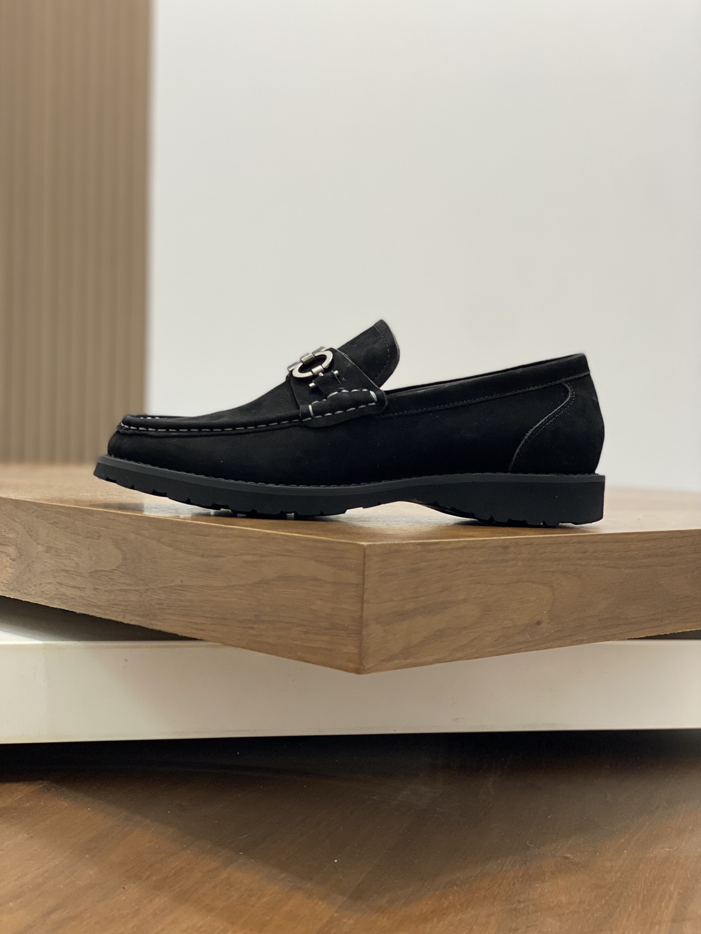 “Ferragamo Men’s Shoes: High-Quality, Top-Heavy, Imported Leather, Gold Details, Sizes 38-45” - 图片 2