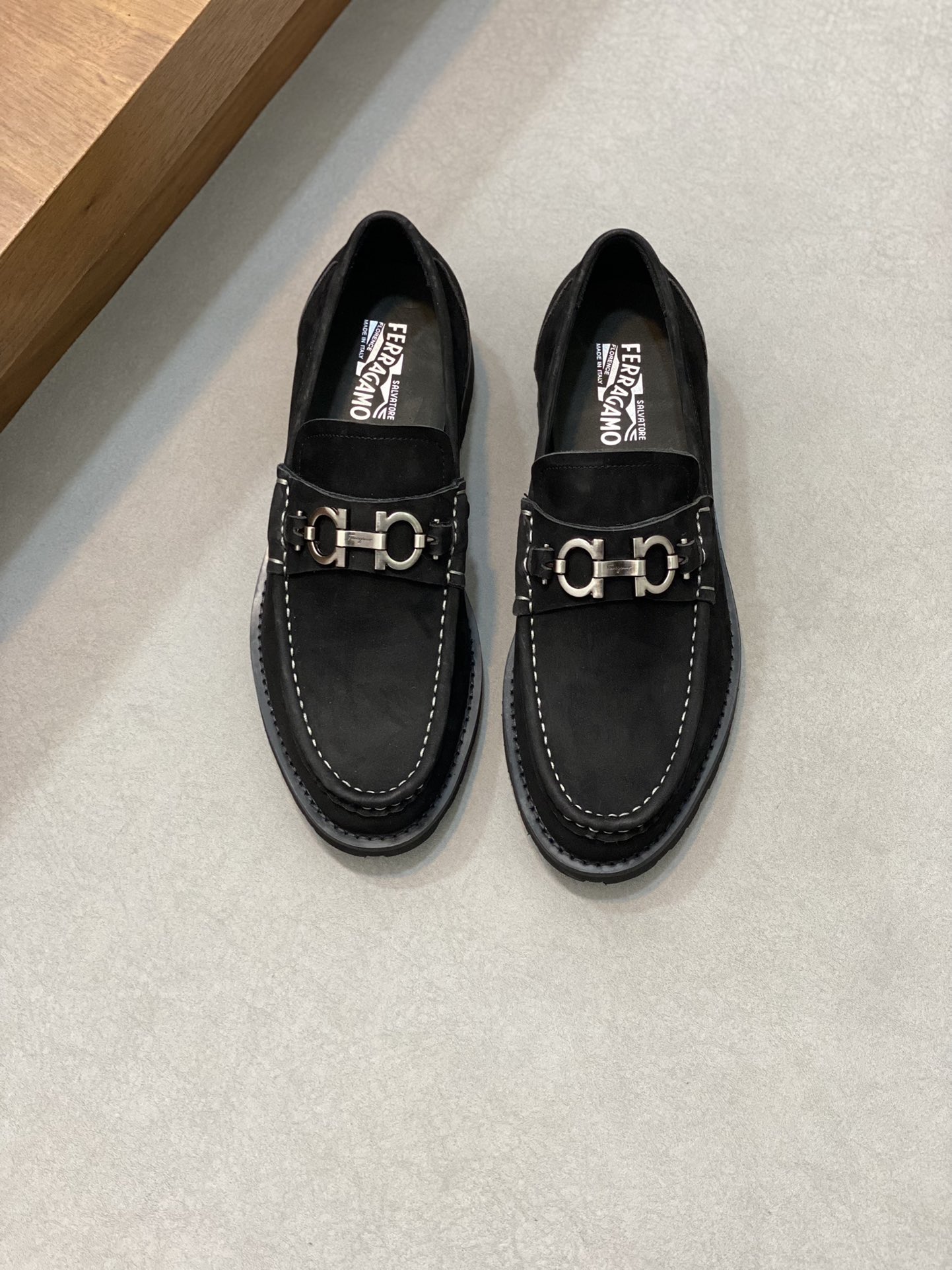 “Ferragamo Men’s Shoes: High-Quality, Top-Heavy, Imported Leather, Gold Details, Sizes 38-45” - 图片 1