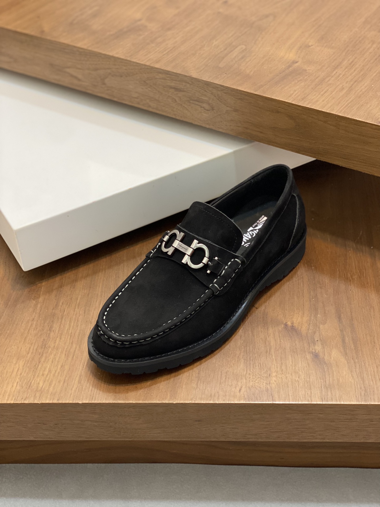 “Ferragamo Men’s Shoes: High-Quality, Top-Heavy, Imported Leather, Gold Details, Sizes 38-45” - 图片 6