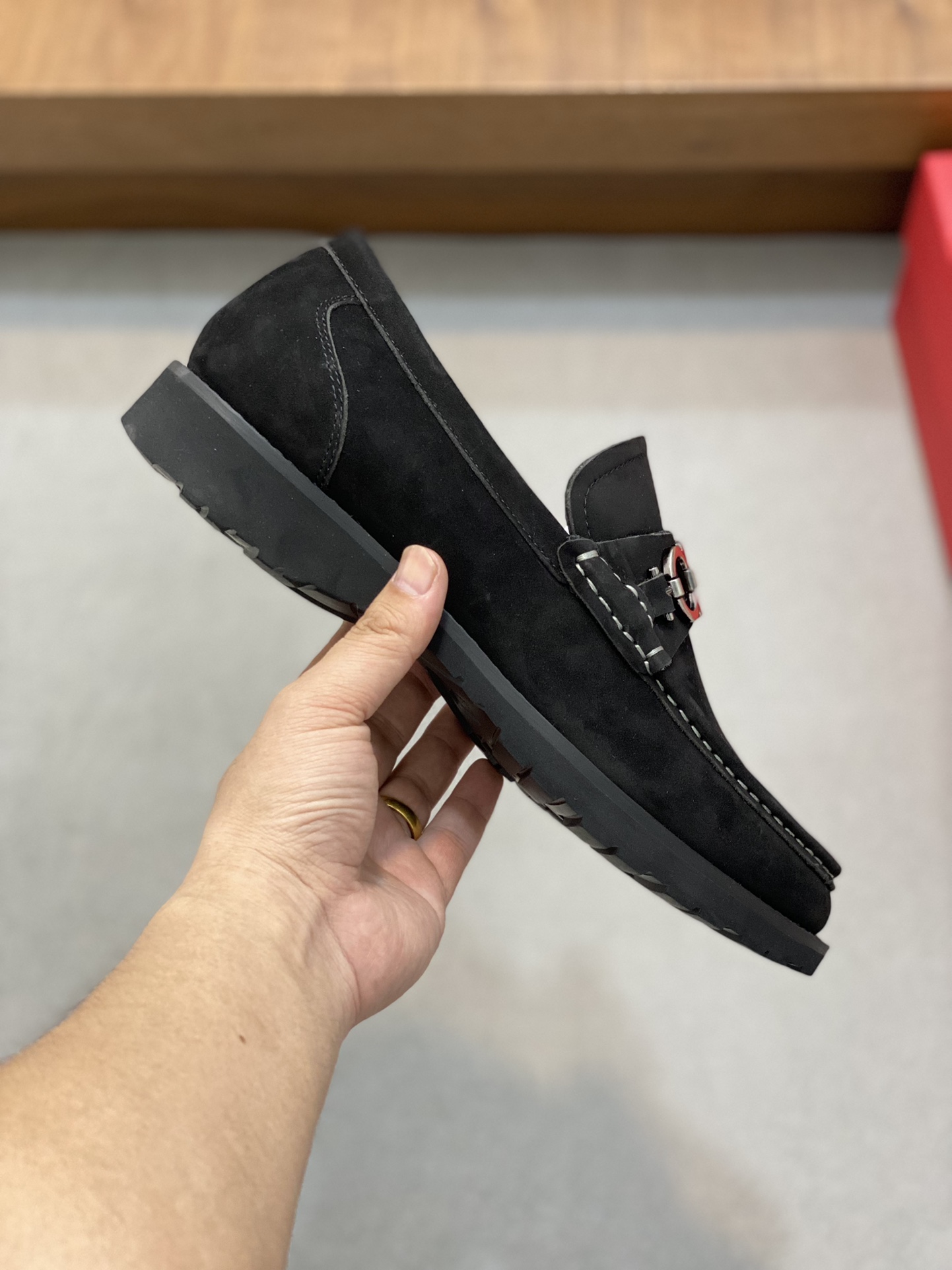 “Ferragamo Men’s Shoes: High-Quality, Top-Heavy, Imported Leather, Gold Details, Sizes 38-45” - 图片 4