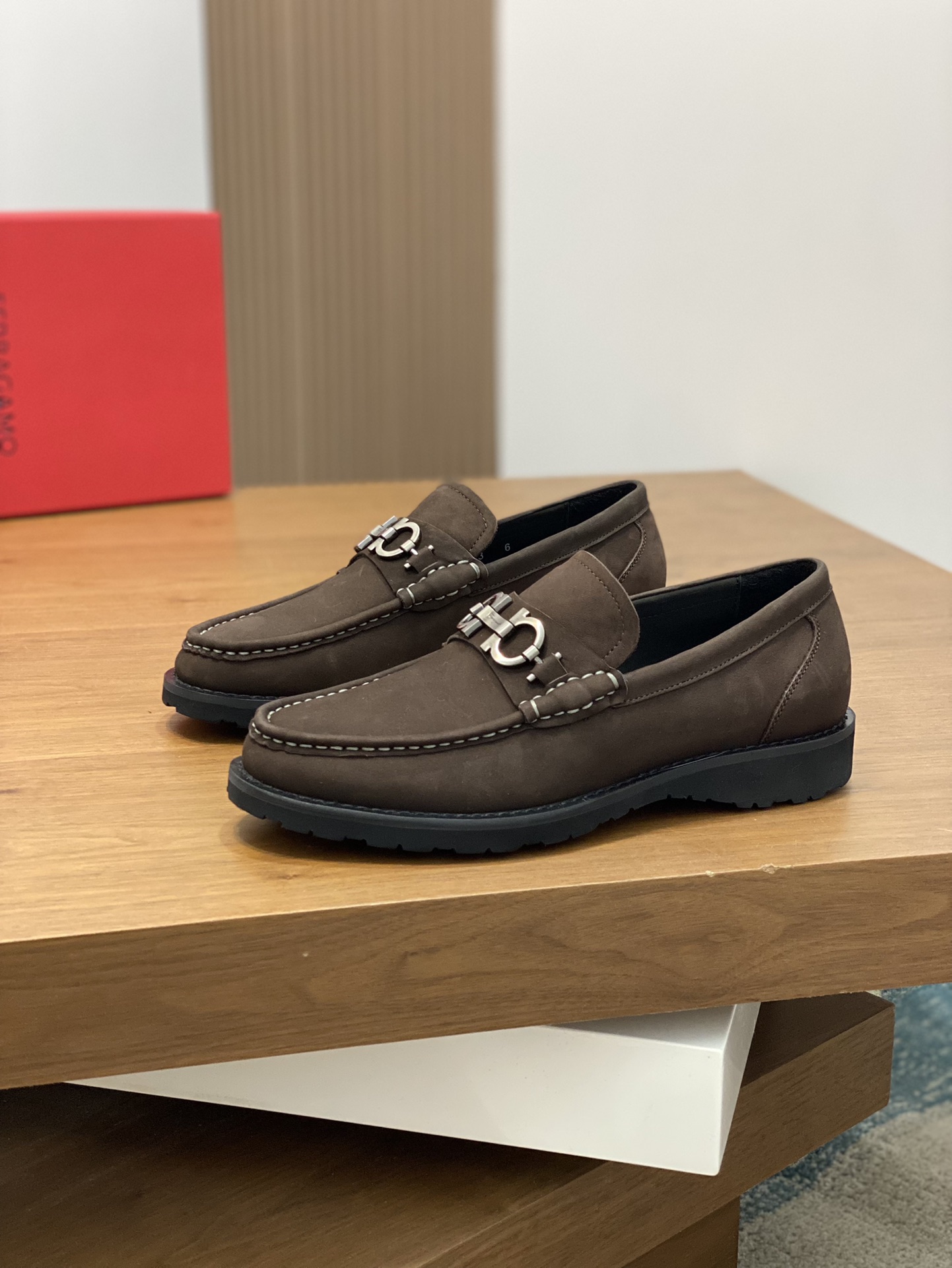 Luxury Ferragamo Men’s Shoes: High-Quality, Imported Leather, Gold Detail, Sizes 38-45 - 图片 3