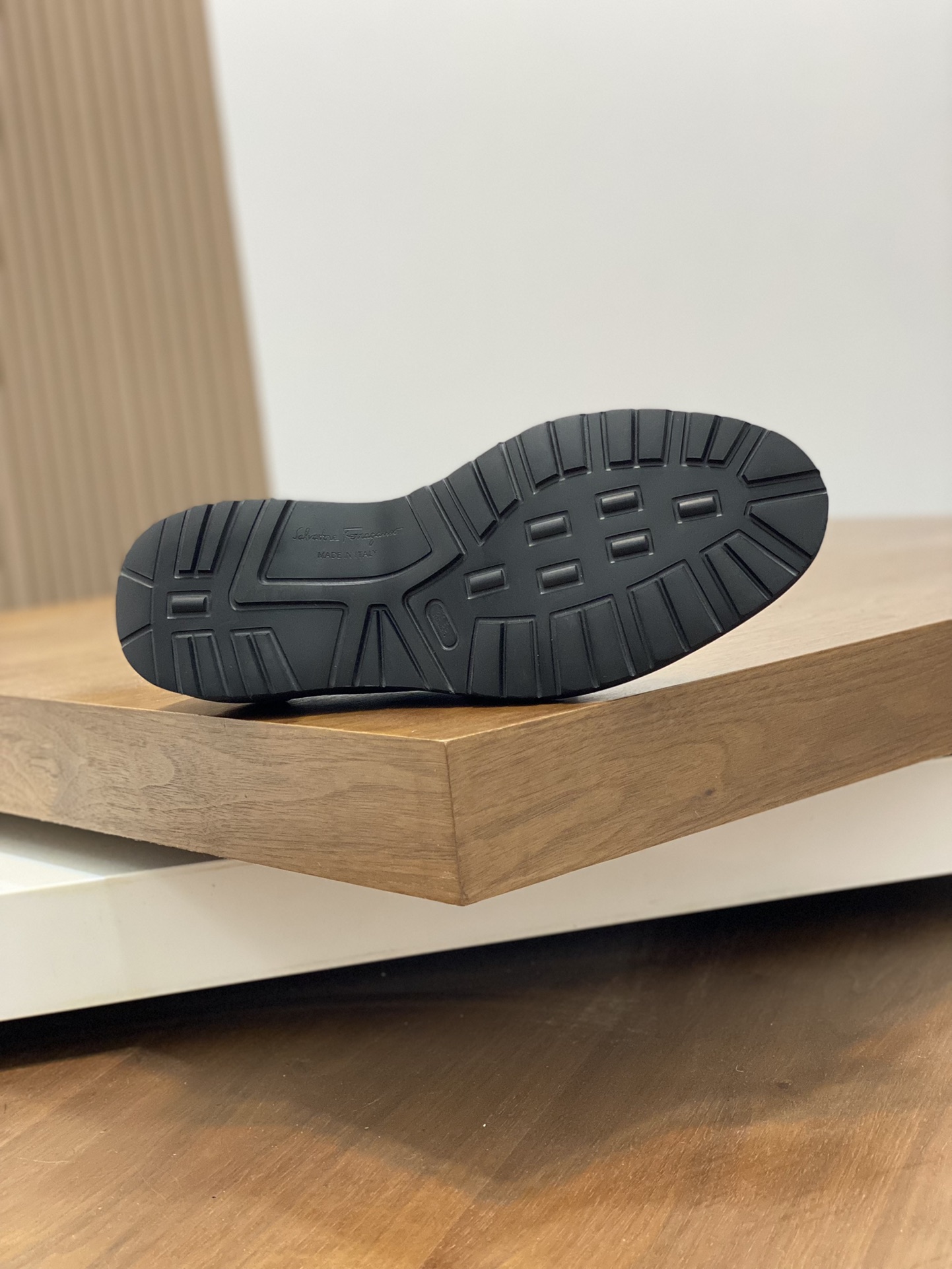 Luxury Ferragamo Men’s Shoes: High-Quality, Imported Leather, Gold Detail, Sizes 38-45 - 图片 9