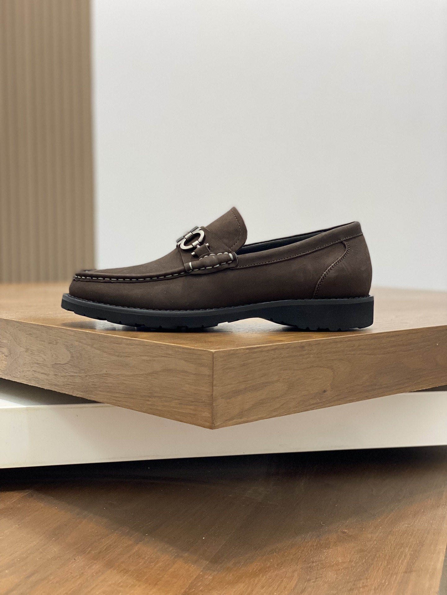 Luxury Ferragamo Men’s Shoes: High-Quality, Imported Leather, Gold Detail, Sizes 38-45 - 图片 2