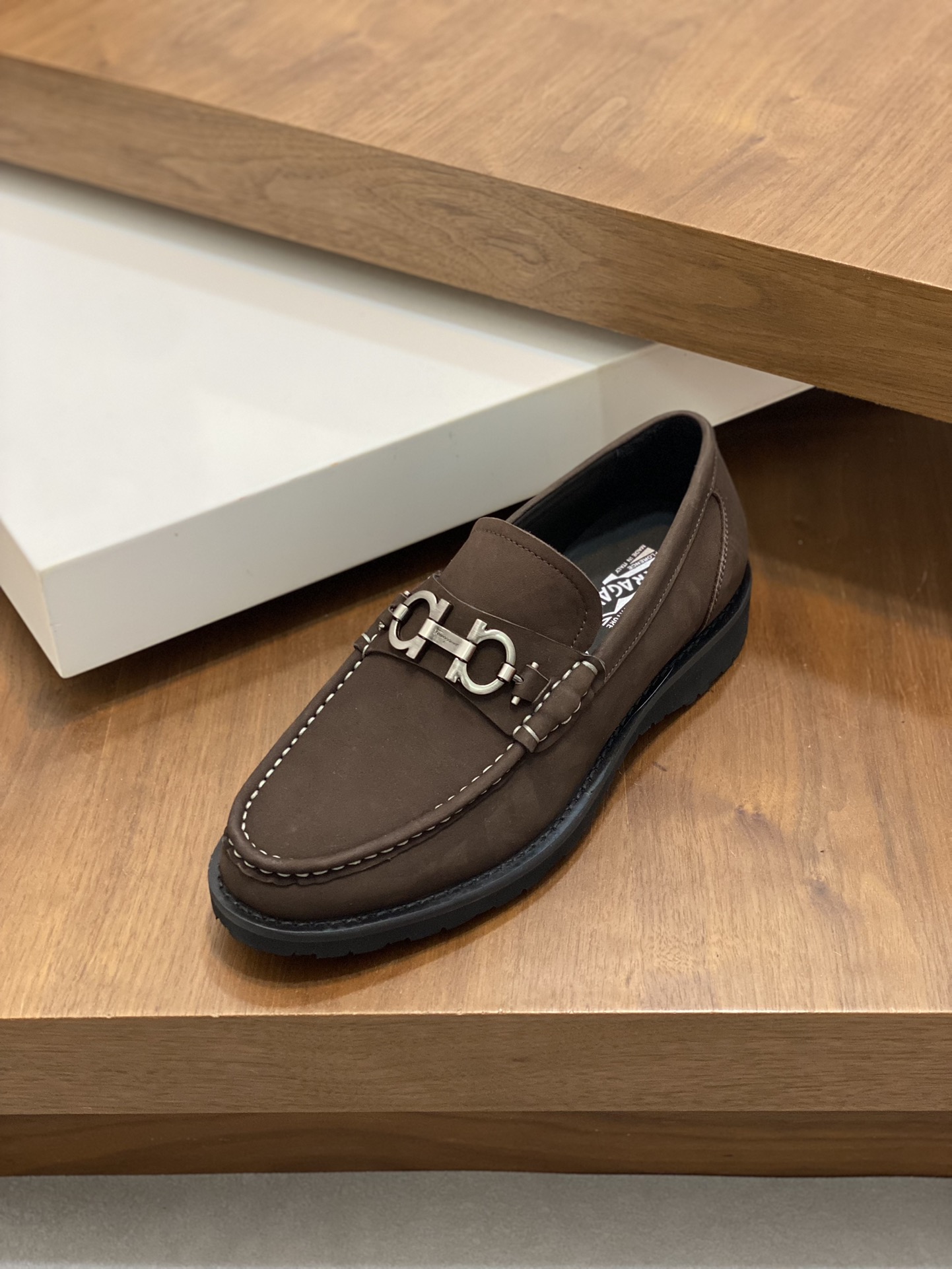 Luxury Ferragamo Men’s Shoes: High-Quality, Imported Leather, Gold Detail, Sizes 38-45 - 图片 6