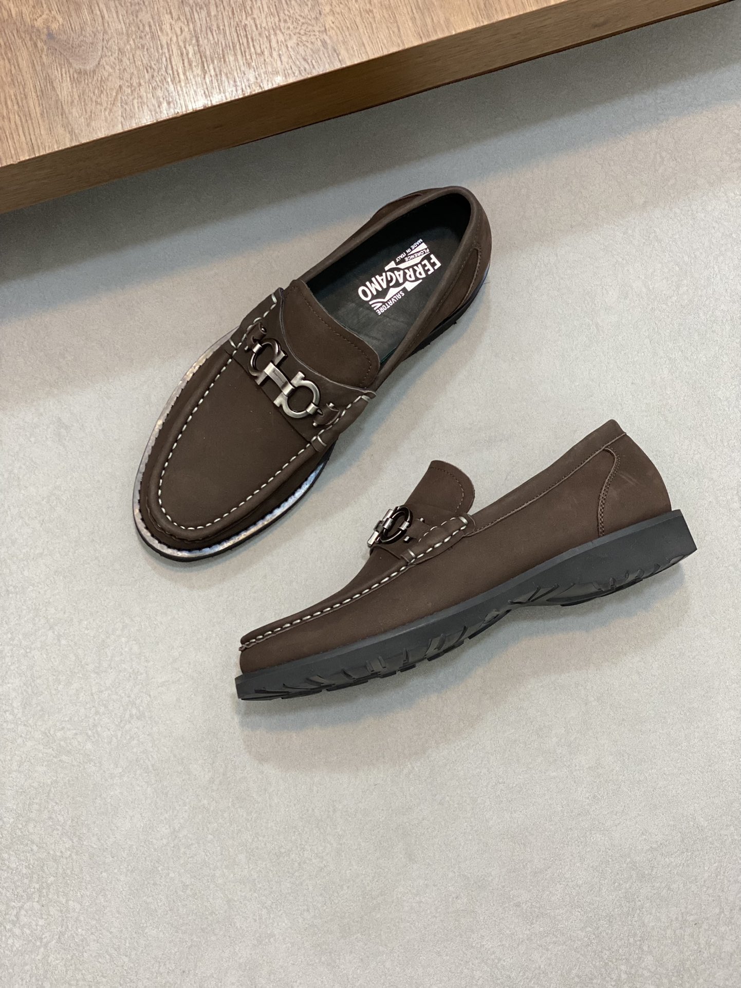 Luxury Ferragamo Men’s Shoes: High-Quality, Imported Leather, Gold Detail, Sizes 38-45 - 图片 5