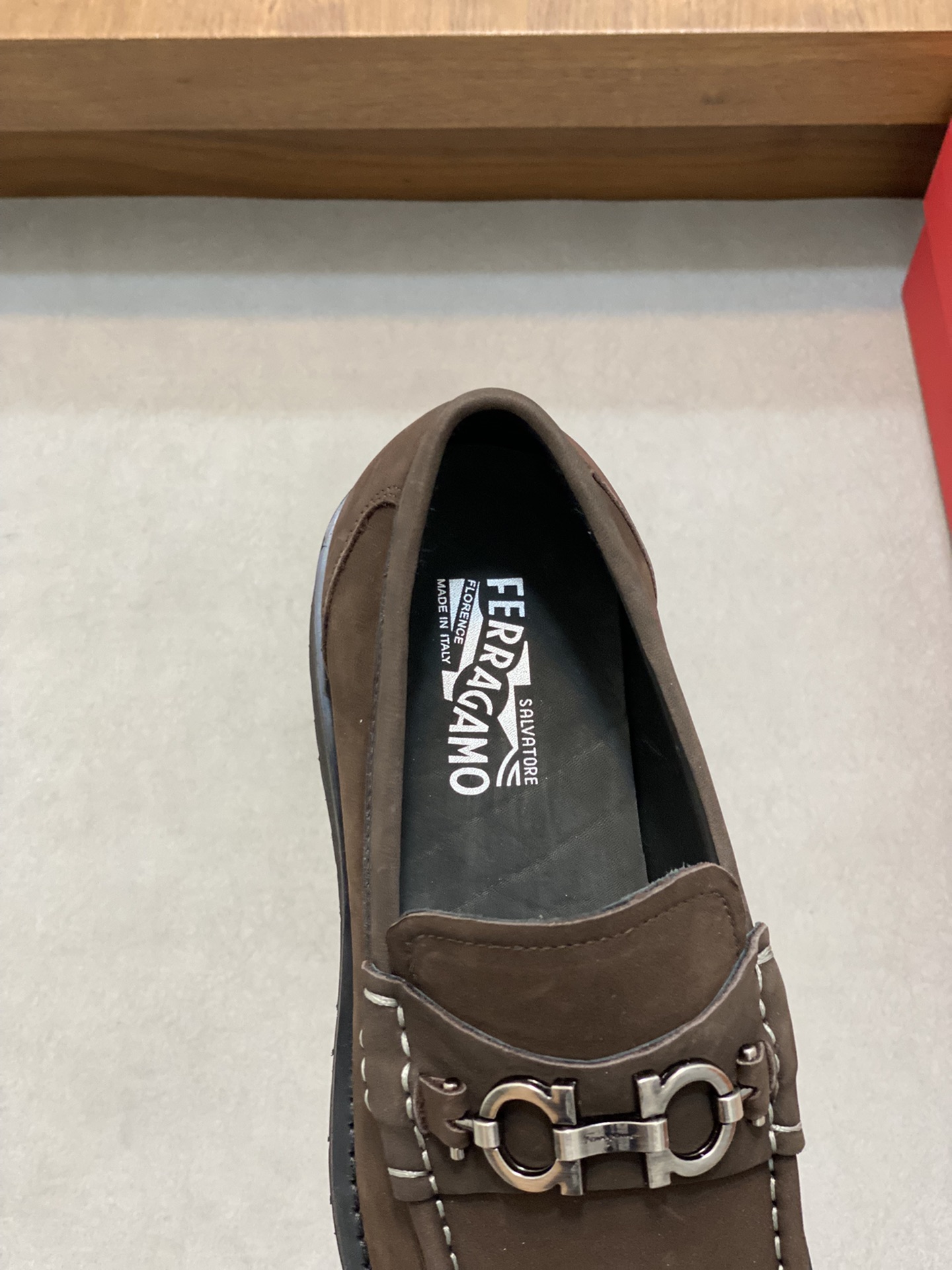 Luxury Ferragamo Men’s Shoes: High-Quality, Imported Leather, Gold Detail, Sizes 38-45 - 图片 7