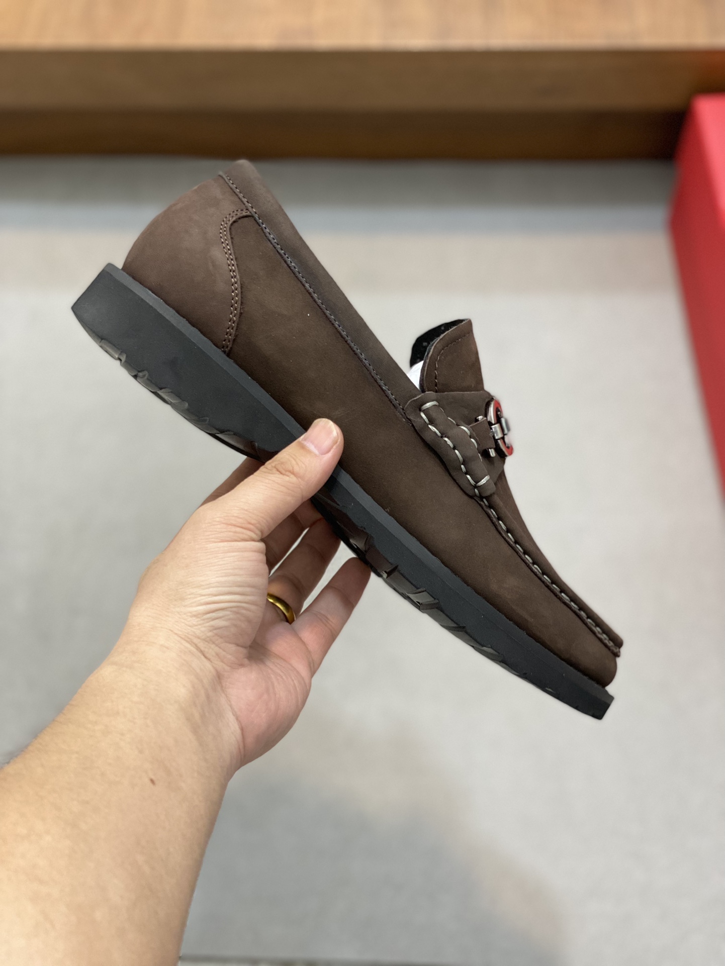 Luxury Ferragamo Men’s Shoes: High-Quality, Imported Leather, Gold Detail, Sizes 38-45 - 图片 4