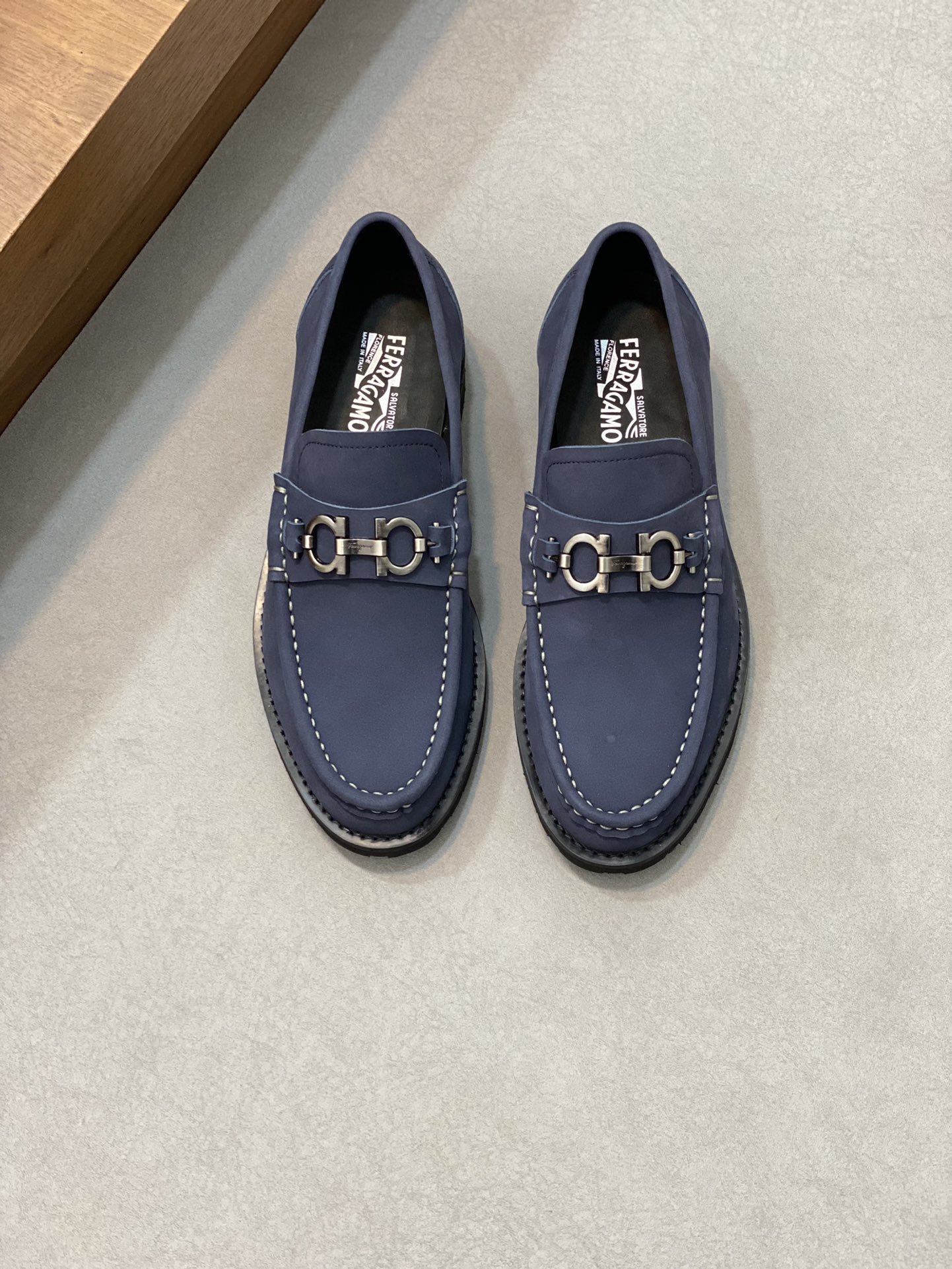 “Ferragamo Men’s Shoes: High-Quality, Top-Heavy Design, Imported Leather, Gold Accents, Various Sizes Available” - 图片 1