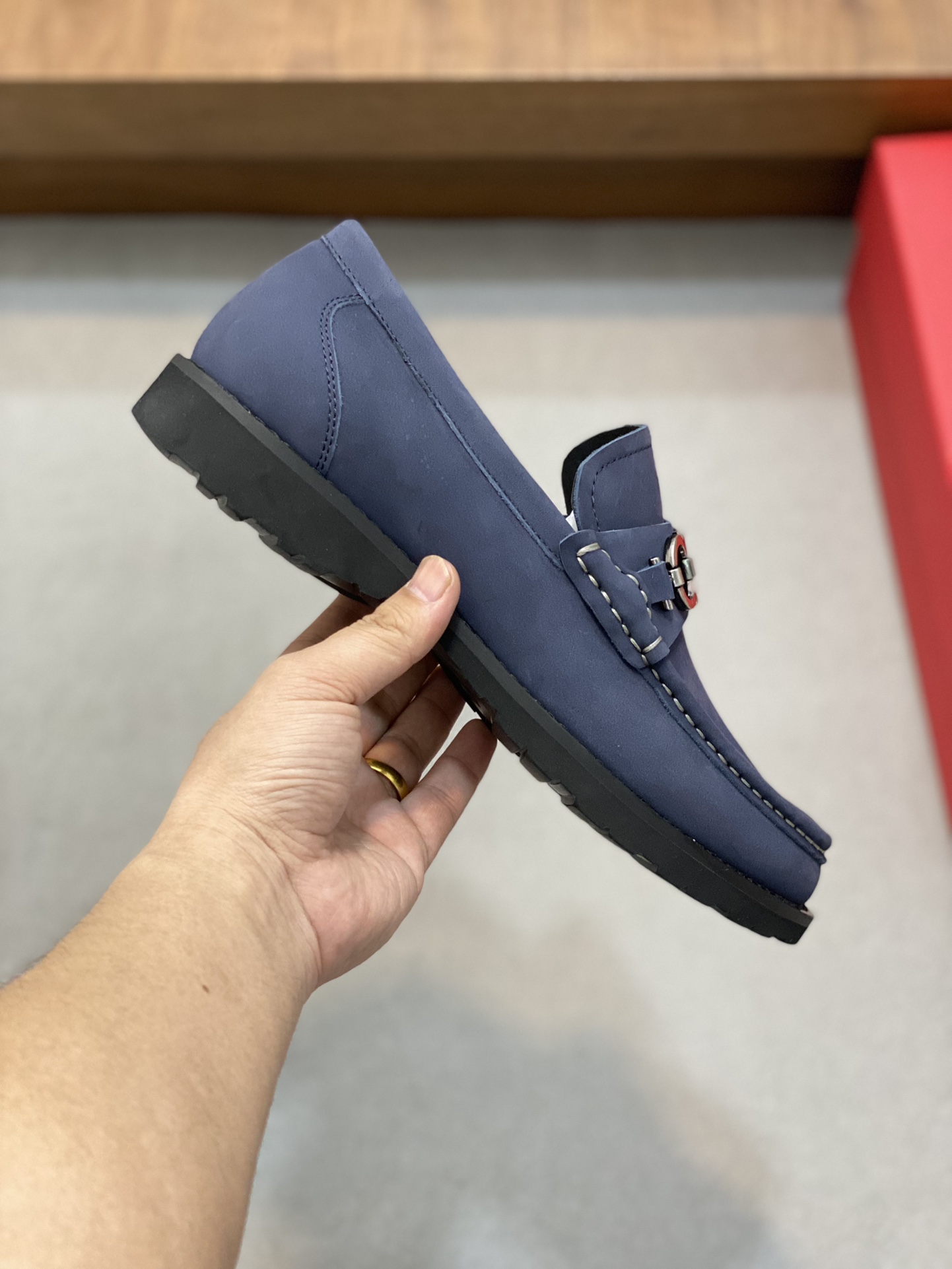 “Ferragamo Men’s Shoes: High-Quality, Top-Heavy Design, Imported Leather, Gold Accents, Various Sizes Available” - 图片 4