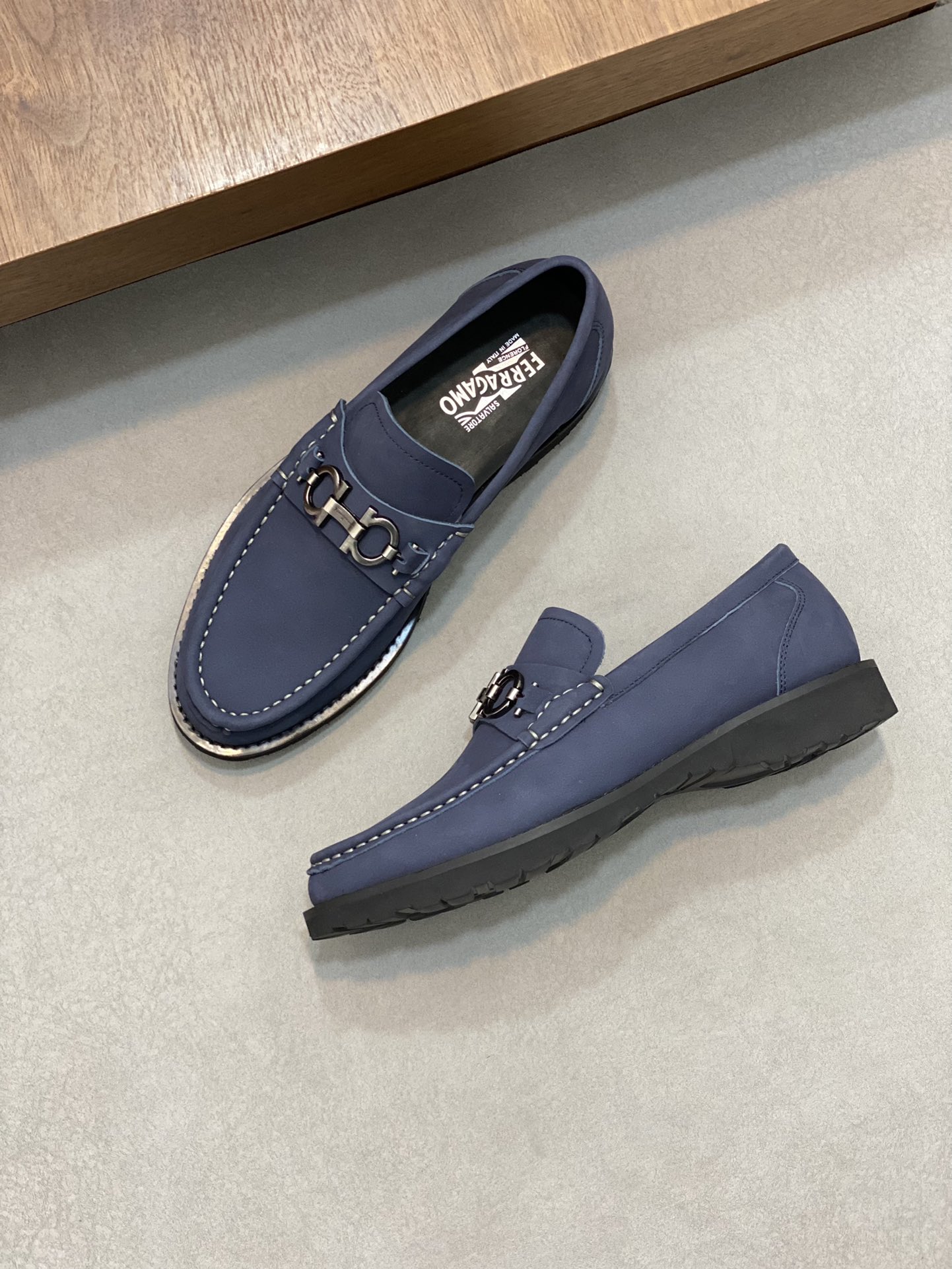 “Ferragamo Men’s Shoes: High-Quality, Top-Heavy Design, Imported Leather, Gold Accents, Various Sizes Available” - 图片 5