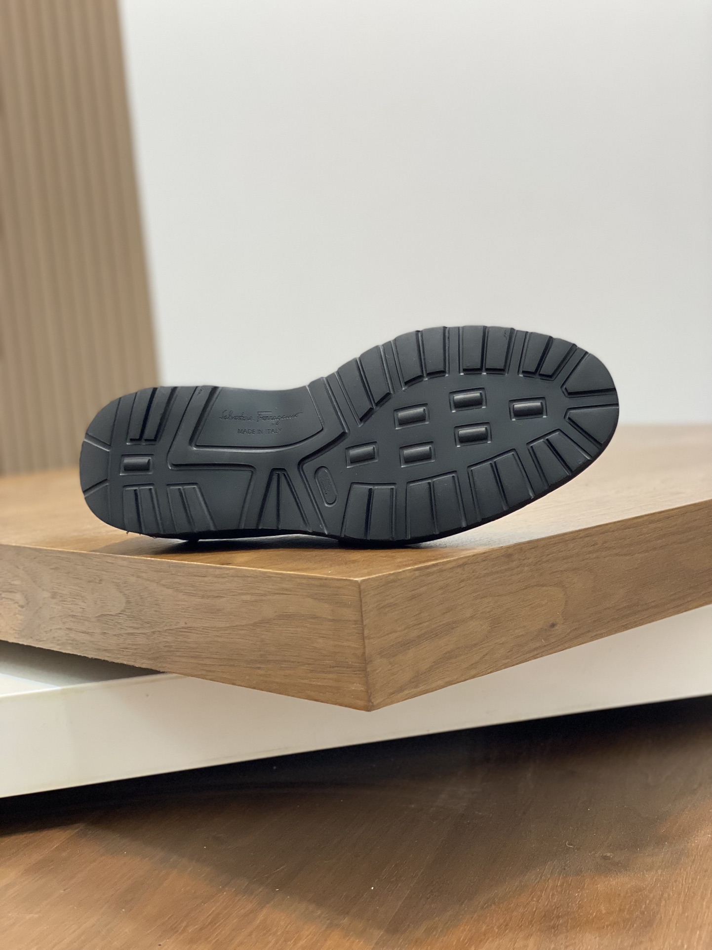 “Ferragamo Men’s Shoes: High-Quality, Top-Heavy Design, Imported Leather, Gold Accents, Various Sizes Available” - 图片 9