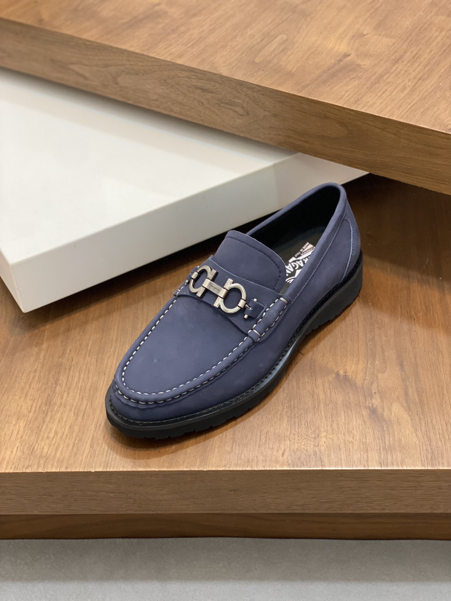 “Ferragamo Men’s Shoes: High-Quality, Top-Heavy Design, Imported Leather, Gold Accents, Various Sizes Available” - 图片 6