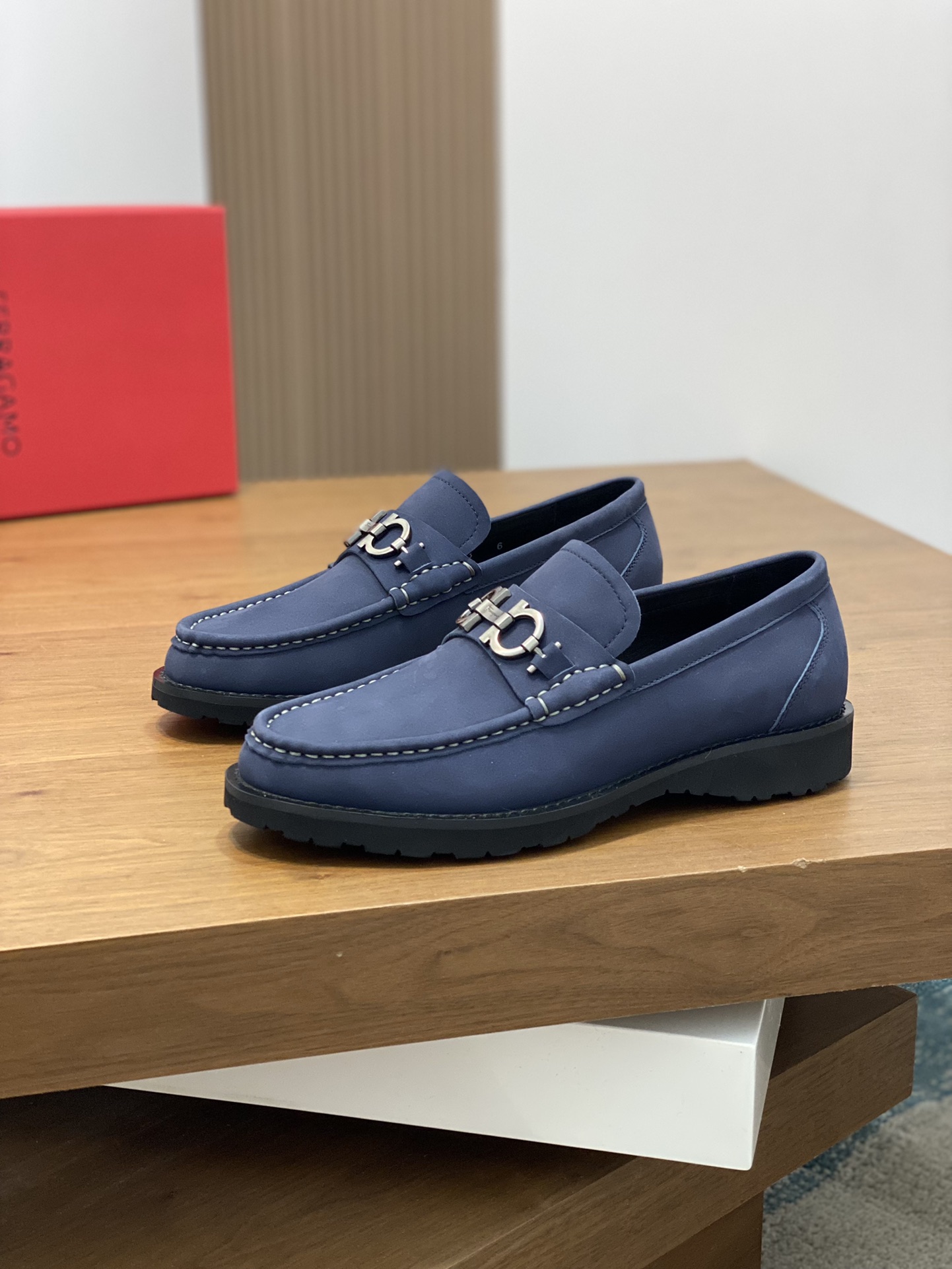 “Ferragamo Men’s Shoes: High-Quality, Top-Heavy Design, Imported Leather, Gold Accents, Various Sizes Available” - 图片 3