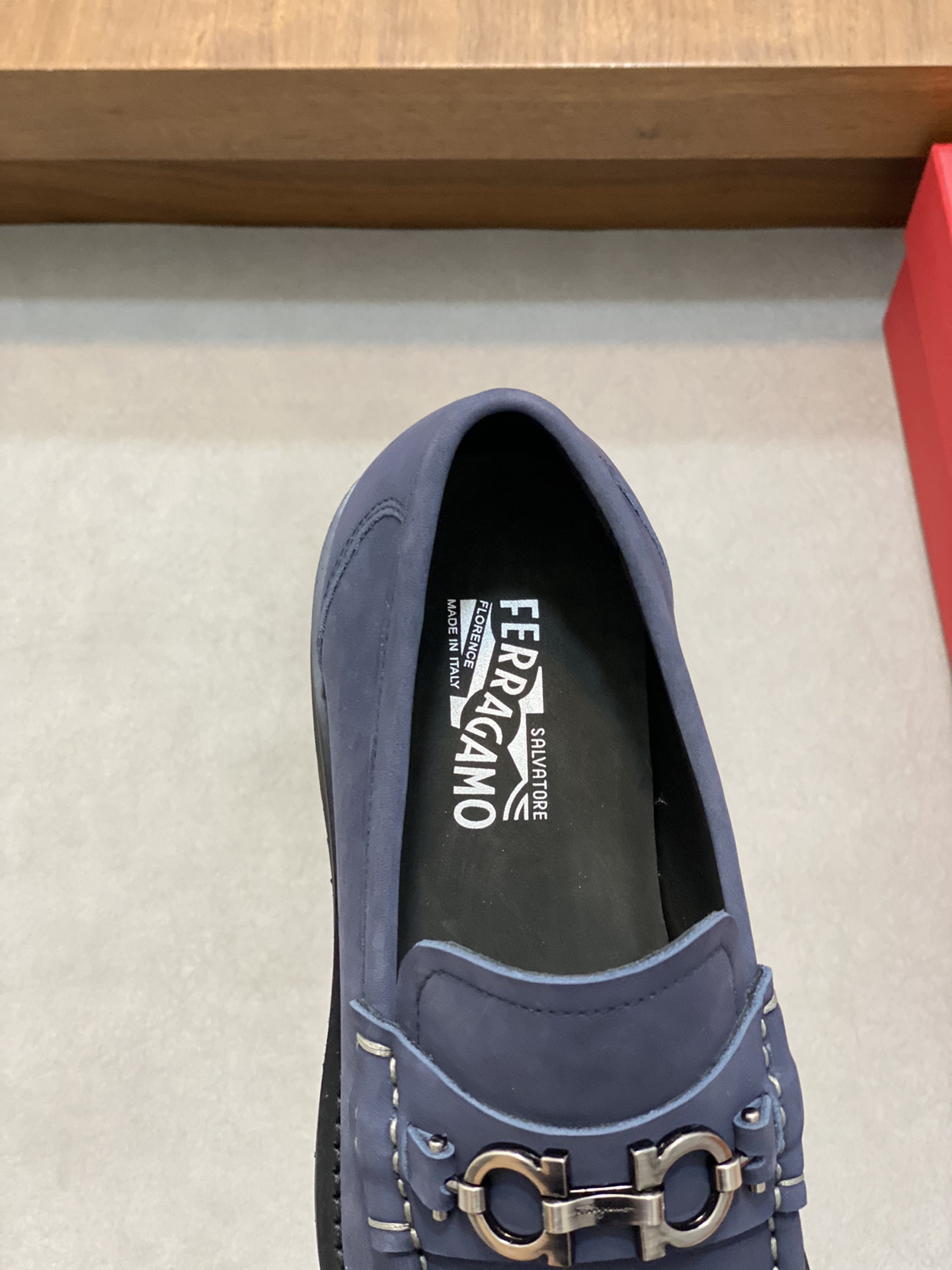 “Ferragamo Men’s Shoes: High-Quality, Top-Heavy Design, Imported Leather, Gold Accents, Various Sizes Available” - 图片 7