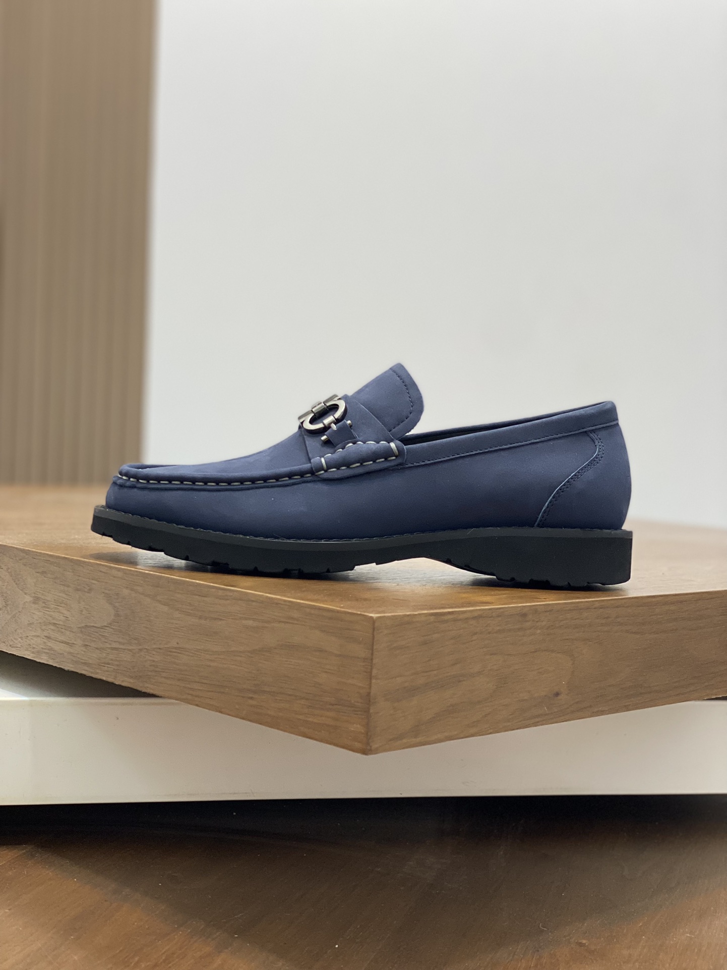 “Ferragamo Men’s Shoes: High-Quality, Top-Heavy Design, Imported Leather, Gold Accents, Various Sizes Available” - 图片 2