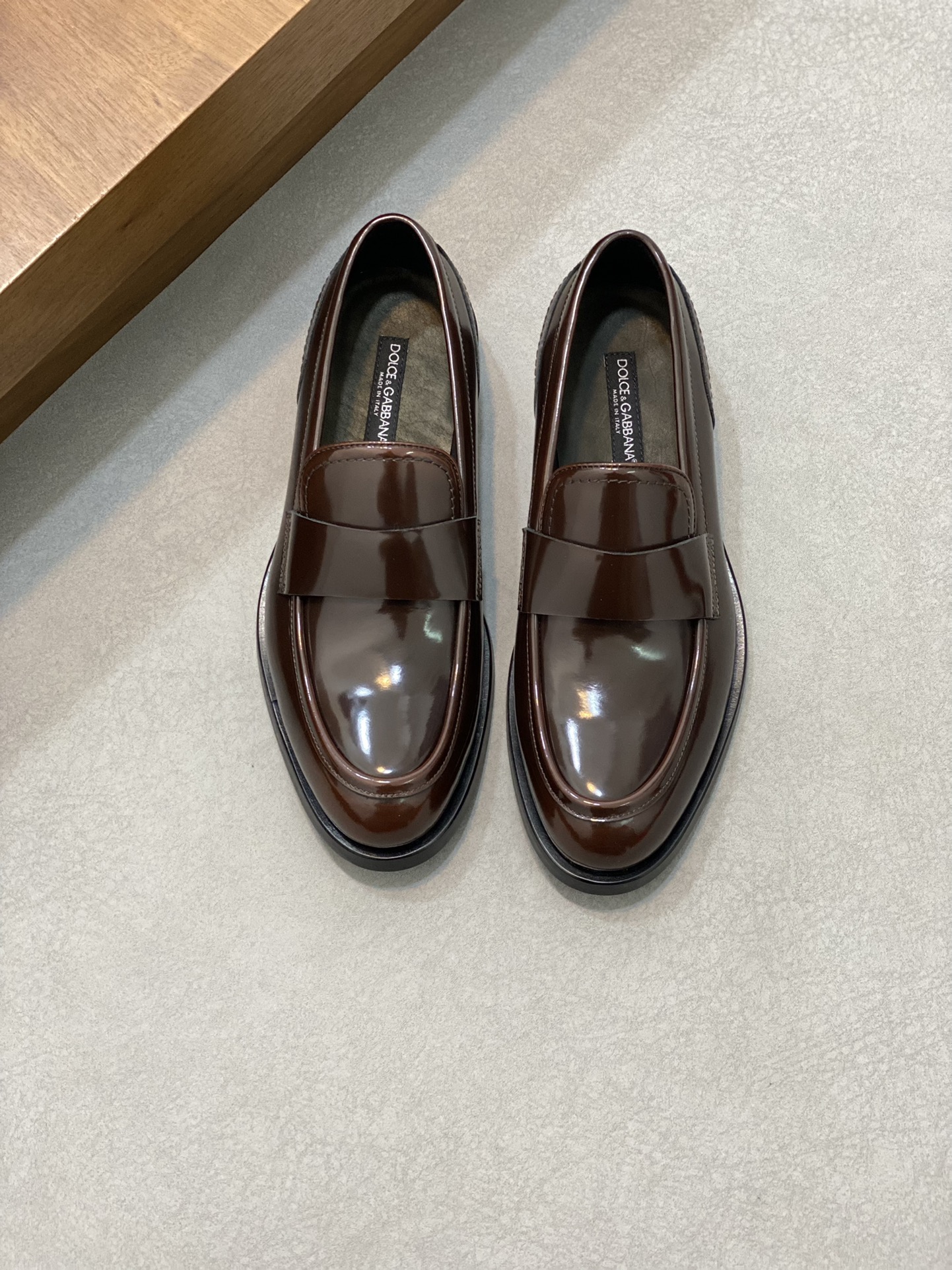 NO:353625,Dolce&Gabbana/Dolce & Gabbana Glitter leather business and casual men's shoes Loafers Exclusive spot, high-quality products from Dongguan!  A capable and modern work, classic loafer shoes style, using imported bead upper, semi-godine cold adhesive technology, hand-touching technology, exquisite turning stitching, matched with a logo leather sole, rubber heel patch is anti-slip and wear-resistant, label calfskin half insole, sweat-absorbing and breathable, simple and elegant style, inner dye calfskin, resistant to creases and not easily deformed, durable, simple and convenient maintenance. It is equipped with original box packaging!  Size 38-39-40-41-42-43 Leather shoes are larger in size, Dolce & Gabbana, Dolce & Gabbana, loafers, cowhide, Leather soles19860909Dolce&Gabbana/杜嘉班纳 亮面皮革商务休闲男鞋乐福鞋 独家现货,莞产精品！ 干练摩登之作,经典乐福鞋款式,采用进口开边珠鞋面,半固特异冷粘工艺结合,手工擦色工艺,精致车工缝线,搭配徽标真皮大底,后跟橡胶贴片防滑耐磨,标签小牛皮半鞋垫,吸汗透气,款式简洁大方,内里本染小牛皮,耐折痕不易变形,经久耐穿,保养简单方便.配原盒包装！ 码数38-39-40-41-42-43皮鞋码偏大一码,,Dolce&Gabbana,Dolce&Gabbana,loafers,cowhide,Leather soles,Men's shoes