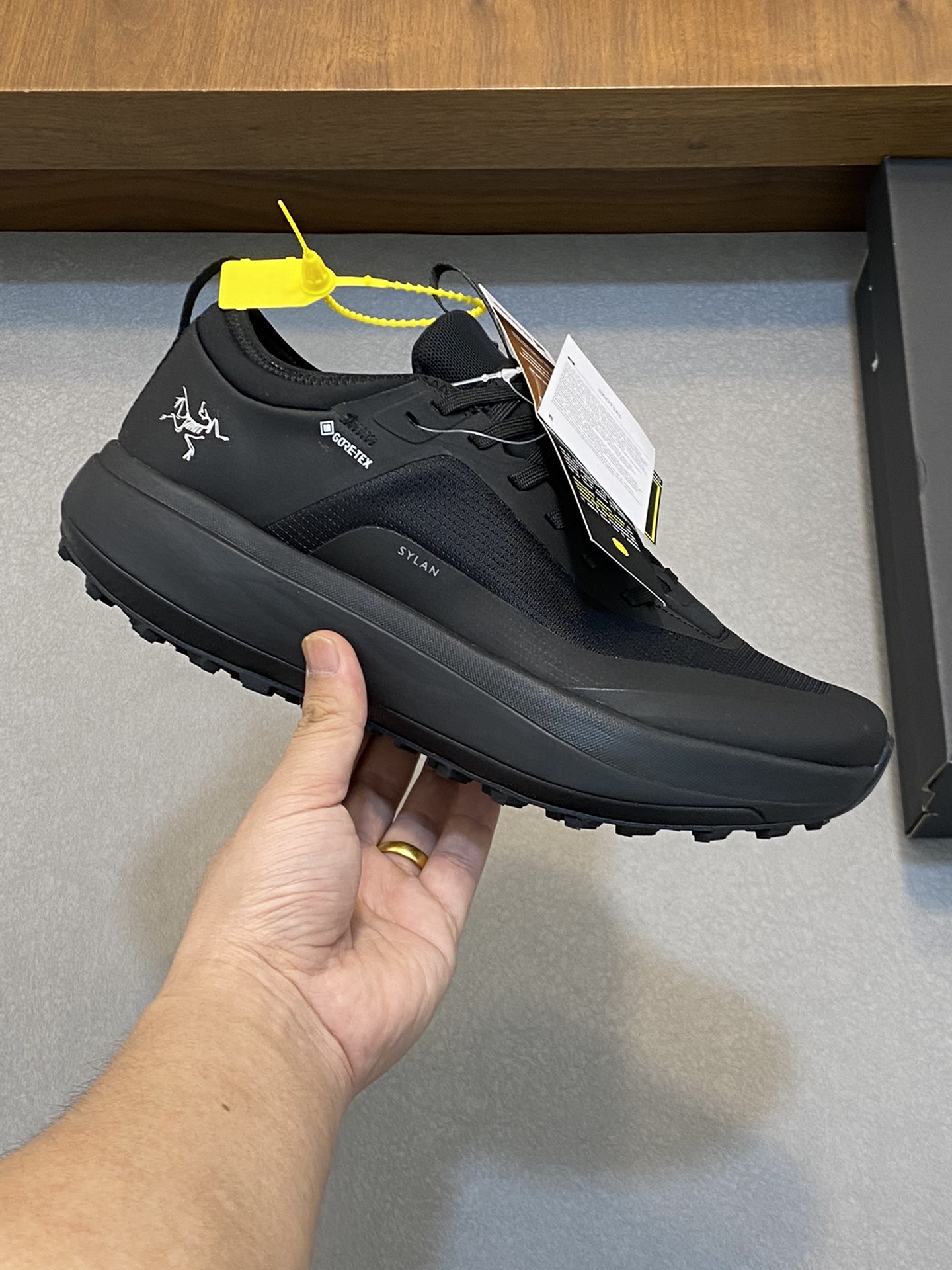 💰360 ARC‘TERYX/始祖鸟 SOLANO LEATHER GORE-TEX 覆盖防水男款高帮休闲鞋
全新的Solano专为日常都市设计，超轻柔软舒适透气磨砂面料，拼接GTX防水膜的全皮质鞋款，极具质感，透气棉鞋垫给您带来全天候的脚部舒适！Vibram橡胶外底耐磨防滑轻便。上脚舒适轻便透气，久穿不累，值得拥有！
码数：39-40-41-42-43-44 （45订做）标准皮鞋码



