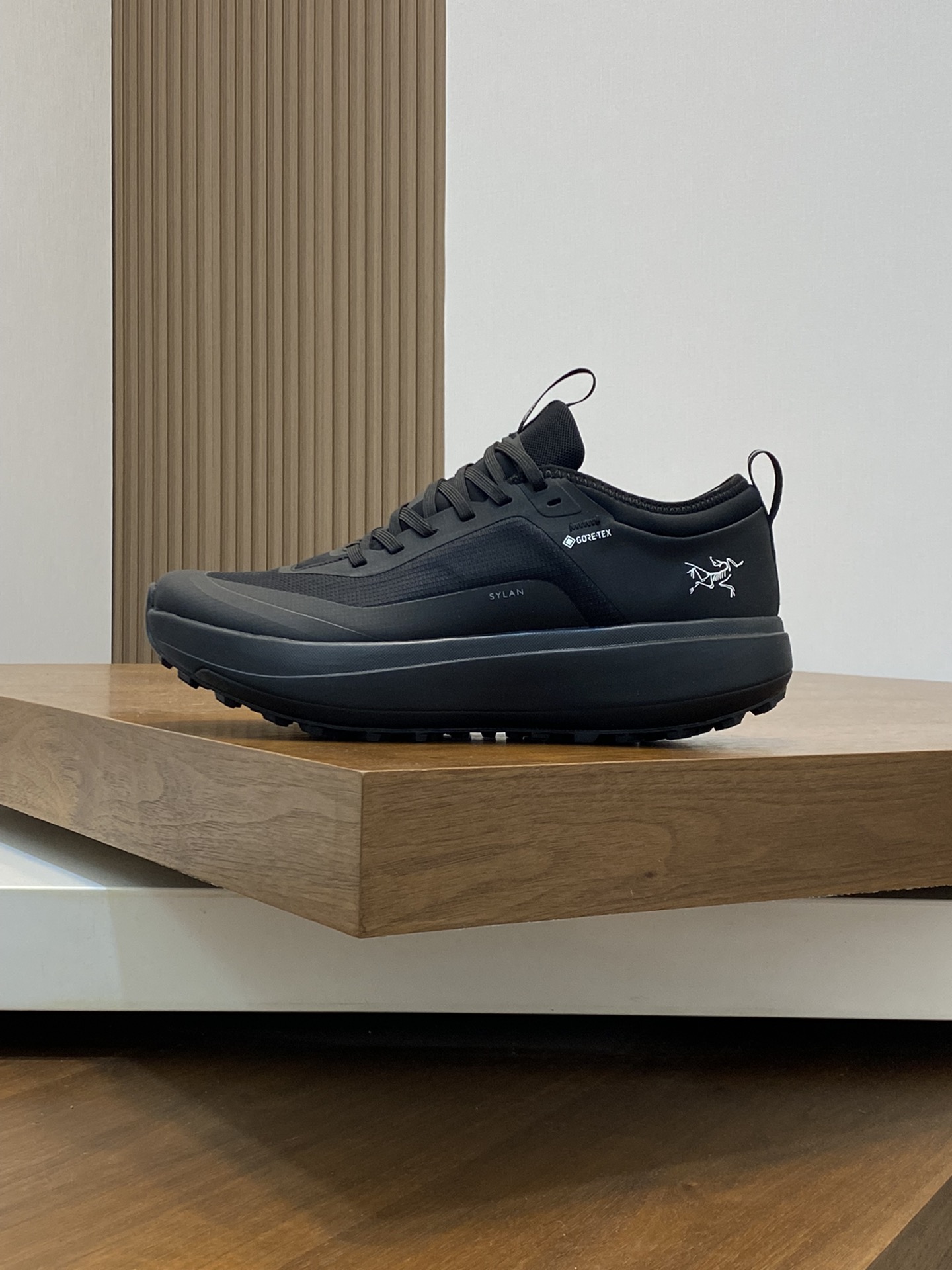 💰360 ARC‘TERYX/始祖鸟 SOLANO LEATHER GORE-TEX 覆盖防水男款高帮休闲鞋
全新的Solano专为日常都市设计，超轻柔软舒适透气磨砂面料，拼接GTX防水膜的全皮质鞋款，极具质感，透气棉鞋垫给您带来全天候的脚部舒适！Vibram橡胶外底耐磨防滑轻便。上脚舒适轻便透气，久穿不累，值得拥有！
码数：39-40-41-42-43-44 （45订做）标准皮鞋码



