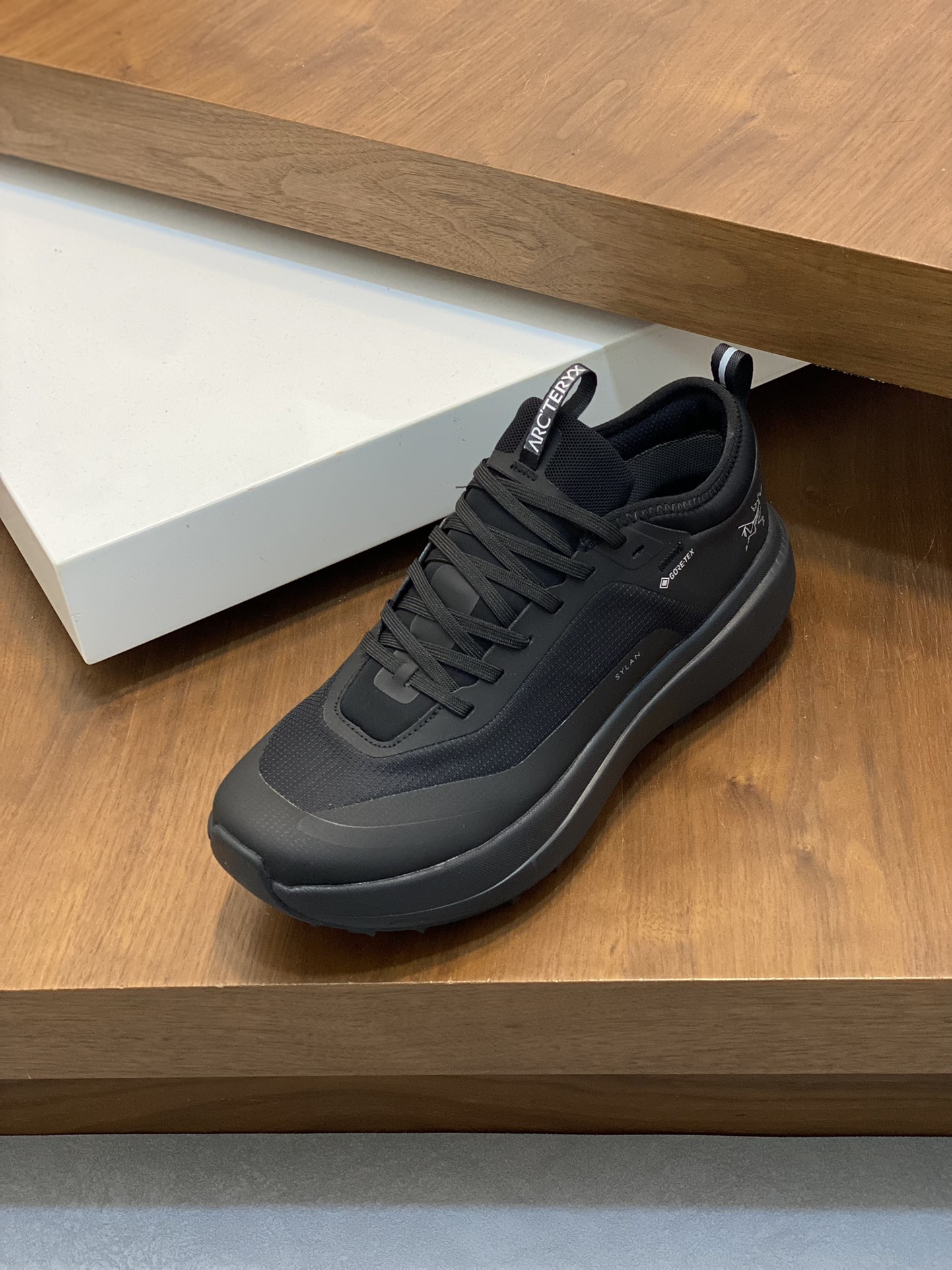 💰360 ARC‘TERYX/始祖鸟 SOLANO LEATHER GORE-TEX 覆盖防水男款高帮休闲鞋
全新的Solano专为日常都市设计，超轻柔软舒适透气磨砂面料，拼接GTX防水膜的全皮质鞋款，极具质感，透气棉鞋垫给您带来全天候的脚部舒适！Vibram橡胶外底耐磨防滑轻便。上脚舒适轻便透气，久穿不累，值得拥有！
码数：39-40-41-42-43-44 （45订做）标准皮鞋码



