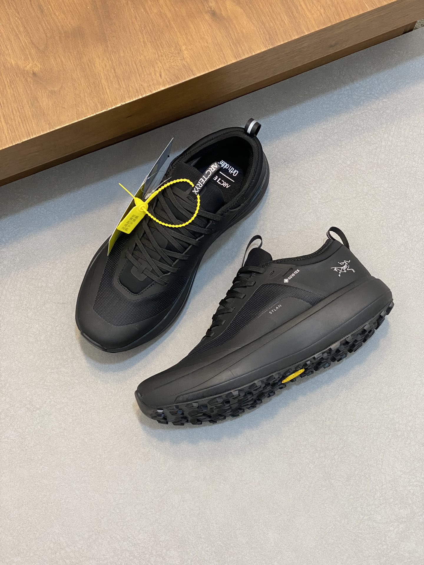 💰360 ARC‘TERYX/始祖鸟 SOLANO LEATHER GORE-TEX 覆盖防水男款高帮休闲鞋
全新的Solano专为日常都市设计，超轻柔软舒适透气磨砂面料，拼接GTX防水膜的全皮质鞋款，极具质感，透气棉鞋垫给您带来全天候的脚部舒适！Vibram橡胶外底耐磨防滑轻便。上脚舒适轻便透气，久穿不累，值得拥有！
码数：39-40-41-42-43-44 （45订做）标准皮鞋码



