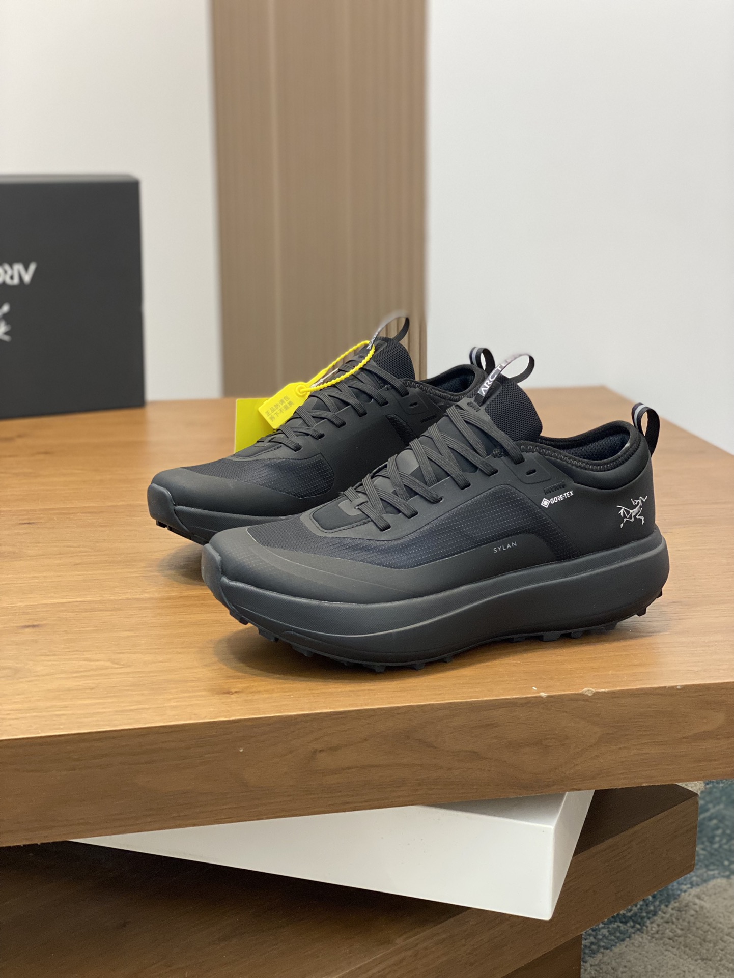 💰360 ARC‘TERYX/始祖鸟 SOLANO LEATHER GORE-TEX 覆盖防水男款高帮休闲鞋
全新的Solano专为日常都市设计，超轻柔软舒适透气磨砂面料，拼接GTX防水膜的全皮质鞋款，极具质感，透气棉鞋垫给您带来全天候的脚部舒适！Vibram橡胶外底耐磨防滑轻便。上脚舒适轻便透气，久穿不累，值得拥有！
码数：39-40-41-42-43-44 （45订做）标准皮鞋码



