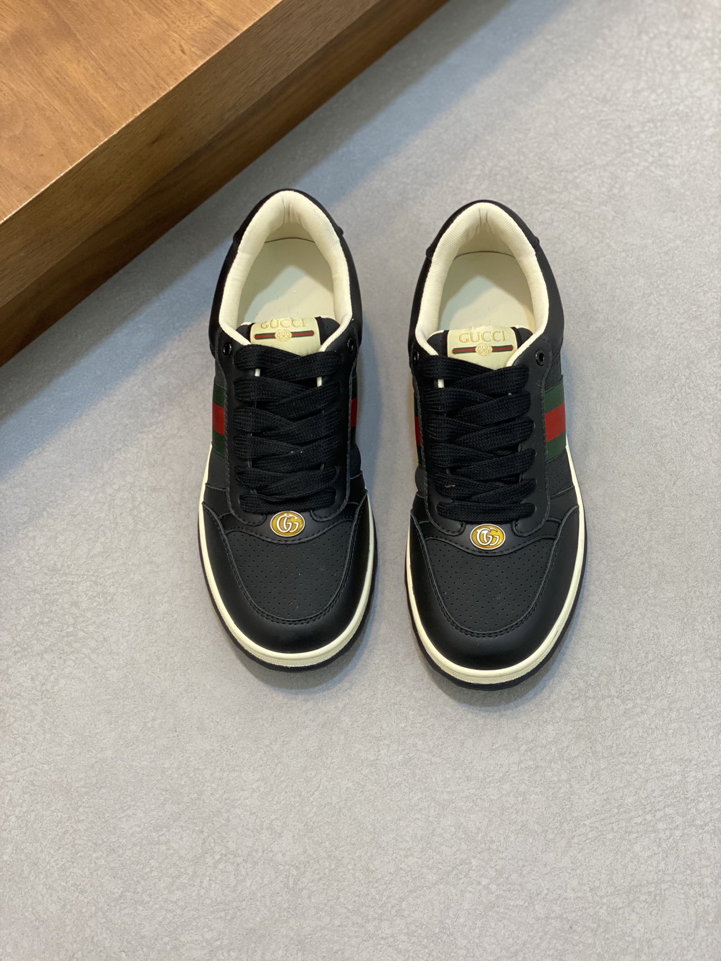 Gucci Buty sportowe Hafty Mężczyźni Skóra krowia Guma Vintage Spodnie dresowe