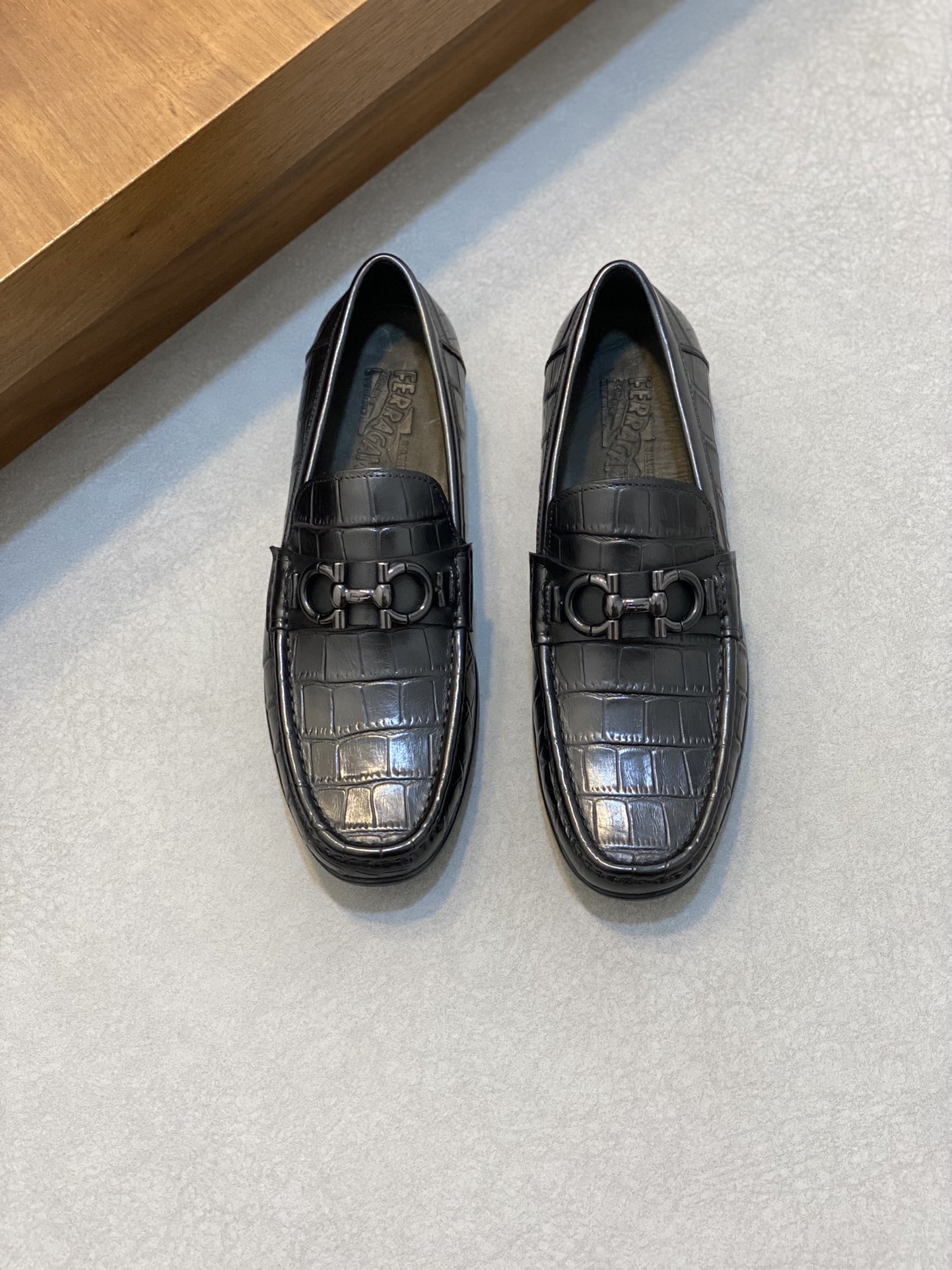 Ferragamo Classic Luxury Leather Shoe Loafer Ref
