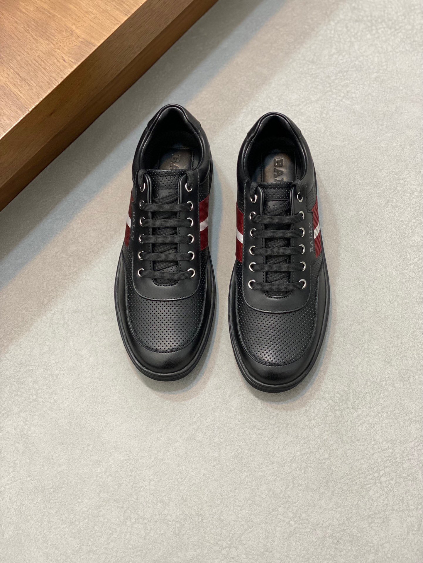 Zapatos casuales de caña baja Bally/Bally, confeccionados con parte superior de piel de becerro y forro de piel de vaca…